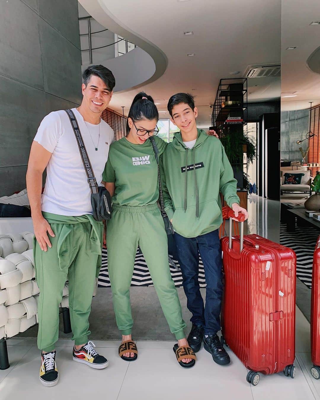 Gabriela Salesのインスタグラム：「Ricasfamily partindo para mais uma aventura, dessa vez em Fortalcity que eu amooo! Nossos aerolook de hoje da @baw_official , que está em SALE! Corre que usando meu cupom tem até 70%: RICADEBAW *publi」