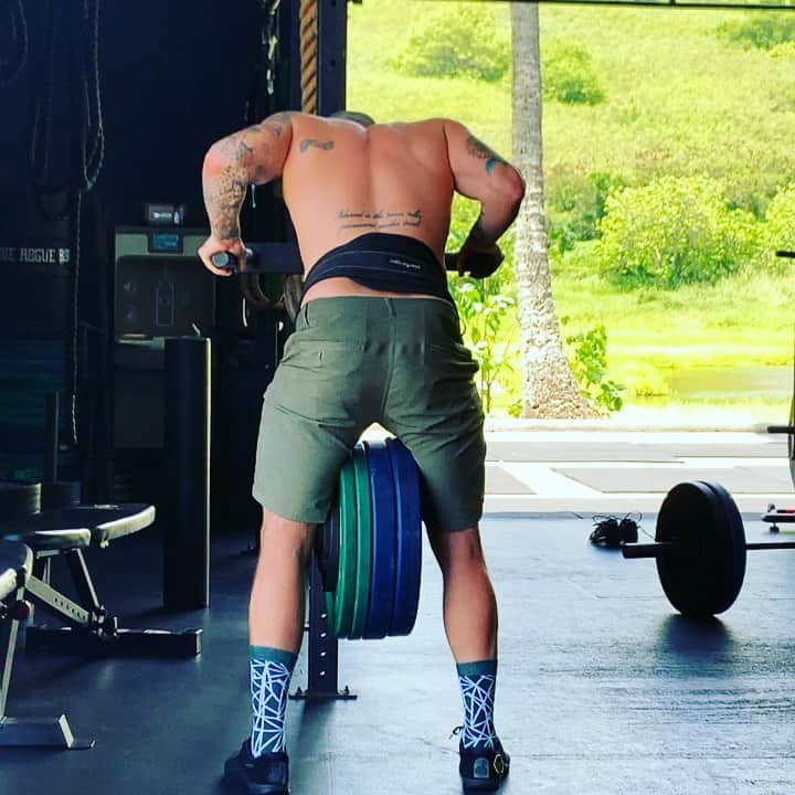 ザッキー・ヴェンジェンスのインスタグラム：「Couple of prs from #alohafriday on dips. 🤙🏻💪🏻🎸 157.5 on my one rep max. 145 for 3 🌴♻️ #dips #watchoutmoms #crossfit #kailua #heavyweight #noshirt #tattoos #oahu #absfordays #fitness #musician #alltimelow #paradise 📷 @lifeascoachgil」
