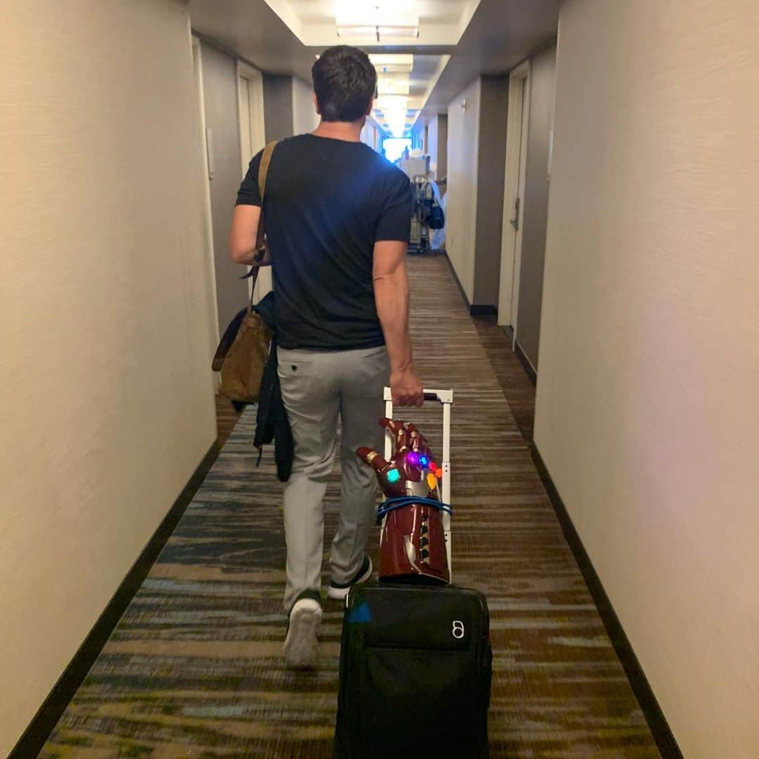 ネイサン・フィリオンさんのインスタグラム写真 - (ネイサン・フィリオンInstagram)「The key to packing light is to only take the absolute essentials.」7月24日 8時25分 - nathanfillion