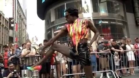 JONTE’のインスタグラム：「Official #video #repost • @flyingundertheradar Presenting JONTE for One Times Square!  @hellojonte @onetimessquarenyc 🙌🏾Full video link in bio🙌🏾 In the heart of the universe aka #TimesSquare in New York CIty, @flyingundertheradar directed, cast, and choreographed a surprise experiential performance for the launch of the new screens at the historic One Times Square building. It may sound familiar...It is the building that host the New Years Eve ball drop!! As the screen clock counted down to zero, flash mob performers at 47th and 7th ave. and 44th and 7th ave. took off their jackets revealing their One Times Square shirts to start the performance.  At the One Times Square building (43rd and 7th ave.) New York City legend, Jonte, graced the city and the new screens with and electric performance. It was important for us to cast Jonte as he is the epitome of New York City. Born and raised in NYC, Jonte is a global superstar has either worked with or inspired you favorite musical artist. [Jonte performance choreographed by Jonte and @ramonibaynes ]  Special thanks to @daphnejouanneteau @jessconatser @lightboxnyc @studioasweare @jamestown.lp @cesddance  #FlyingUnderTheRadar #FUTR #ExperienceCreator #CreativeDirection #Performance #Dance」