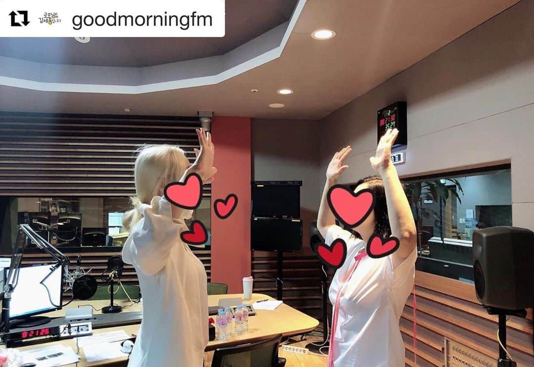 EXIDのインスタグラム：「#Repost @goodmorningfm ・・・ ⠀ 레서판솔 vs 레서판유 지금 위협중인거 맞죠?? 위협은 커녕 사랑뿜뿜 💕 우리는 심쿵~❣️ _ #굿모닝FM #굿모닝FM솔지입니다 #솔지 #솔디 #아요뉴스 #아요 #김유리리포터 #솔디와_아요의_위협표정은_보호😏」