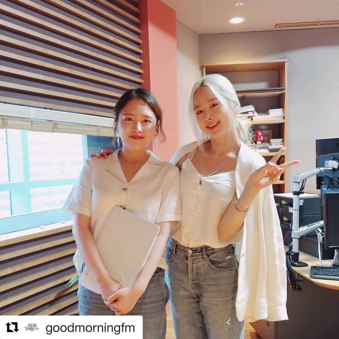 EXIDさんのインスタグラム写真 - (EXIDInstagram)「#Repost @goodmorningfm ・・・ ⠀ 휴가 떠난 동디와 안승찬 기자님을 대신해~ 굿모닝FM을 지키러온 스폐셜DJ 솔지, 솔디와~ 스폐셜 기자님~ 노지민 기자님! ⠀ 우리 한 주간 잘 해보아요!! _ #굿모닝FM #굿모닝FM솔지입니다 #솔지 #솔디 #키워드뉴스 #미디어오늘 #노지민기자」7月24日 8時39分 - exidofficial