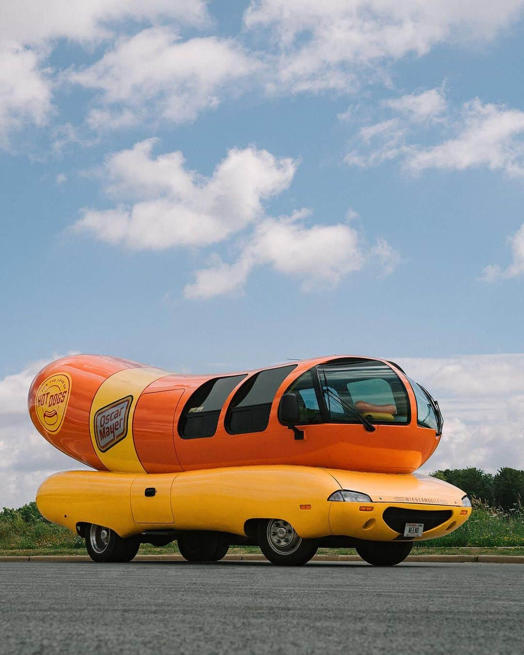 Airbnbさんのインスタグラム写真 - (AirbnbInstagram)「Relish a stay in a giant hot dog? For a limited time, the famous @OscarMayer Wienermobile will be available for booking on Airbnb - hosted by the famous Hotdoggers. Let us be frank, this won’t last long! Reservation opportunities will roll out throughout the day on July 24. Link in bio. 🌭」7月24日 8時45分 - airbnb