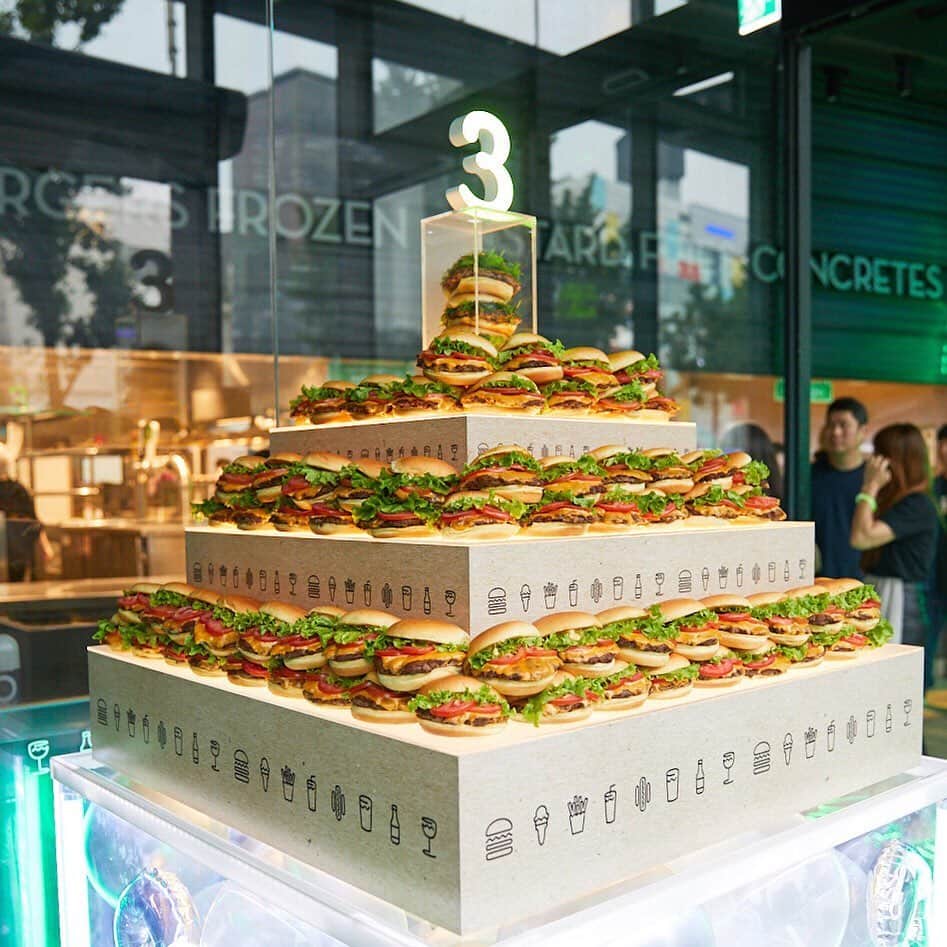 SHAKE SHACKさんのインスタグラム写真 - (SHAKE SHACKInstagram)「This showstopper from @shakeshackkr’s 3rd anniversary party really takes the cake. 😍 Drop 🍔🎂 in the comments if you wish you’d been there! #shakeshack #shakeshackkr」7月24日 8時46分 - shakeshack