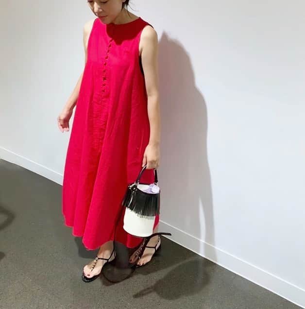 aki_closetのインスタグラム：「. #outfit .  やっと夏らしい日差しを感じて今日はレッド🍅 . 着るだけで元気の出るヘビロテ中のリネンのワンピース☺︎ . #machatt #ayakobag #sergiorossi」