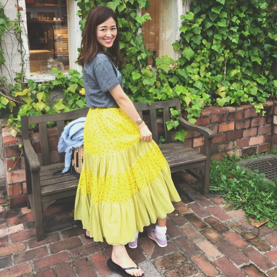 山本みらいさんのインスタグラム写真 - (山本みらいInstagram)「. 夏の定番コーデ、 Tシャツ×マキシスカート。 . Tops…#maisonkitsune Skirt…#drawer Beachsandals…#havaianas Bag …#ludlow Stole…#asaucemeler Accessory…#poem_accessory . . 辻堂のモールまで行った帰り。 . ビーチサンダルを見た後は ちょっとだけロンハーマンをのぞいて、 Dean&Delucaのケーキを食べて帰りました。 . . #夏休み #momlife」7月24日 19時42分 - mirai_yamamoto