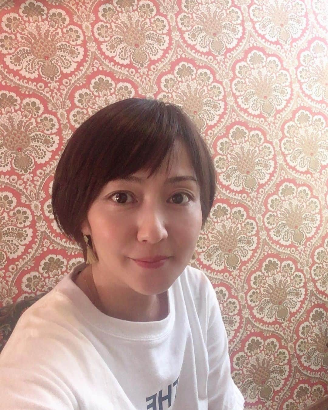 あだち理絵子さんのインスタグラム写真 - (あだち理絵子Instagram)「うひひっ  本日水曜日に部活できるわ、ってことで  #ニッポンカリー水曜日のオルタナ。 にっ。  現在は水曜日だけでなく木曜日も営業されてます。  カフェとの共同経営？  とにかくレトロちっくで 机もミシン台を改造していたり、 壁紙もかわゆす トイレもトキメキました😊  天満宮の近くというのもあって なんと週替わりカレーは  #天神祭キャベツポークBST #お好みカリー  もちあいがけにしました。 1100円 めずらしく税抜き価格  まずは #オルタナカリー  んーっ、出汁系の美味いやつっ💞  味わい深く、スパイス程よく キーマもジューシー パクチーと口に入れれば また味に幅がでてっ。 で、高野豆腐が入ってるのよねーー。  これについては 別にどっちでも（笑）  で お好み焼きカリー  これがまんまお好み焼き  鰹節とトロリキャベツと豚肉 ドッロドロのもんじゃカレー味的な。  面白いなーとは思ったけど 正直 1種類にしてもっと オルタナカレー食べたかった。（笑）  副菜もポテトや、ゆで卵サラダがマイルド系ばっかで、 あんまりマリアージュを感じれなかった。  あ、途中からレモンはありっ🍋♪ あと、200円プラスでも ご飯はパスティマライスにすれば良かったと後悔。  んー 出汁系だと #虹の仏のが好きかなっ。  あと近くなんで #ガネーシュn  に再訪したい熱あがったっ。  でも食べれて満足っ。  ごちそうさまでしたー。  #天満カレー#南森町カレー #出汁カレー#大阪スパイスカレー#カレー部#カレー女子#とにかくカレーが好き#カレー好きと繋がりたい#全然繋がらない w #カレー備忘録 #あだちカレログ 3.4」7月24日 19時42分 - adachi.rieko