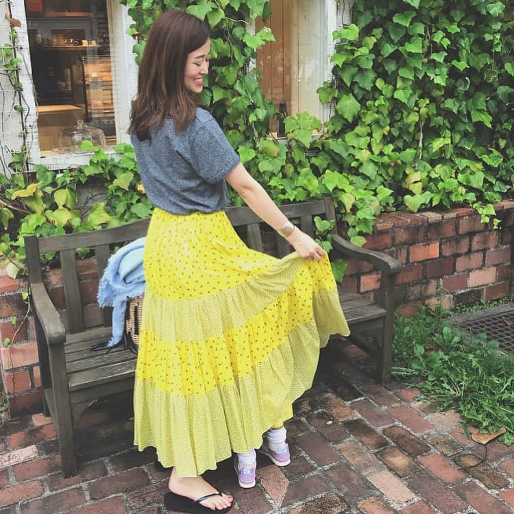 のインスタグラム：「. 夏の定番コーデ、 Tシャツ×マキシスカート。 . Tops…#maisonkitsune Skirt…#drawer Beachsandals…#havaianas Bag …#ludlow Stole…#asaucemeler Accessory…#poem_accessory . . 辻堂のモールまで行った帰り。 . ビーチサンダルを見た後は ちょっとだけロンハーマンをのぞいて、 Dean&Delucaのケーキを食べて帰りました。 . . #夏休み #momlife」