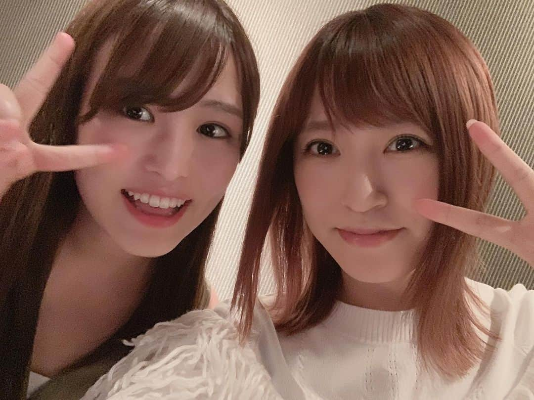 戸島花さんのインスタグラム写真 - (戸島花Instagram)「このあいだやっと会えた @karin___ito ちゃん。 将棋フォーカスと囲碁フォーカスでNHKの日曜のお昼をずっと飾っていました😂← 何年もやってても収録日が違うので会うこともなく、、今回将棋の会で会えた時に、お互いに「やっと会えましたね」感がすごかった😂嬉しかったな〜〜 私は六枚落ちが丁度いいって言われたからまだまだ初心者なんだけど、かりんちゃんはアマチュア初段。すごい！指してる時横並びだったんだけど、本当に将棋が好き！って気持ちが溢れてて素晴らしかったです。私も本当に囲碁が大好きで打ってる時楽しくてしょうがないから気持ちわかるな〜〜これからもお互いに将棋と囲碁を盛り上げて行けるように頑張りましょう☺️☺️ #将棋 #囲碁」7月24日 19時42分 - tojima_hana