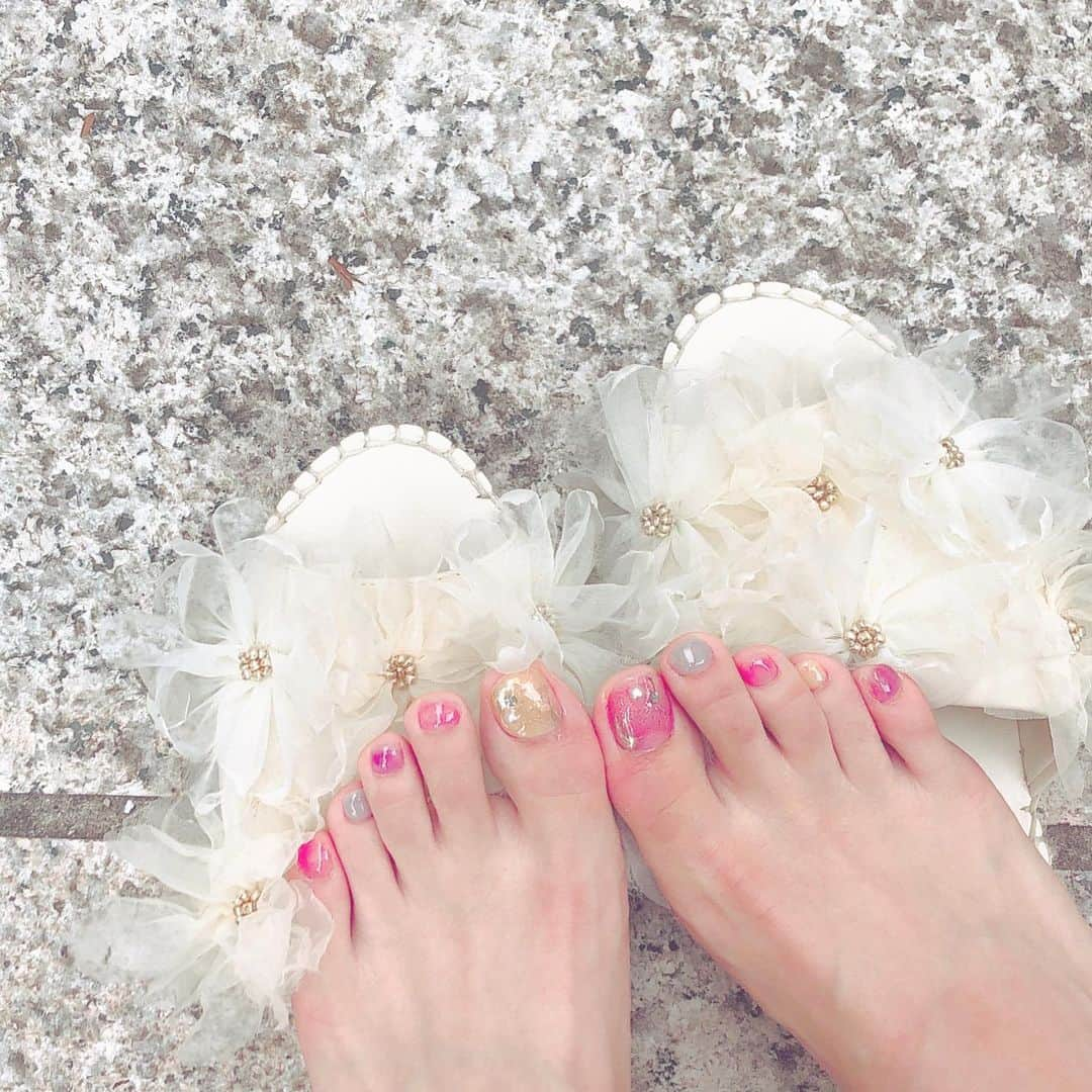 西村まどかさんのインスタグラム写真 - (西村まどかInstagram)「Colorful nail 🍭 ぷくっと＆透け感があって涼しげに🎐 色んなコーデに合うよ〜 サンダルを履くことが多いから フットネイルも楽しむナツ🌴🌞 ㅤㅤㅤㅤㅤㅤㅤㅤㅤㅤㅤㅤㅤ 今年は花火みにいきたいな〜 皆様のおすすめの花火大会教えて〜🎇👘 ㅤㅤㅤㅤㅤㅤㅤㅤㅤㅤㅤㅤㅤ #やっと梅雨明け #今年も暑いらしい ネ #季節の変わり目にはご注意を」7月24日 19時43分 - madoka_nsmr