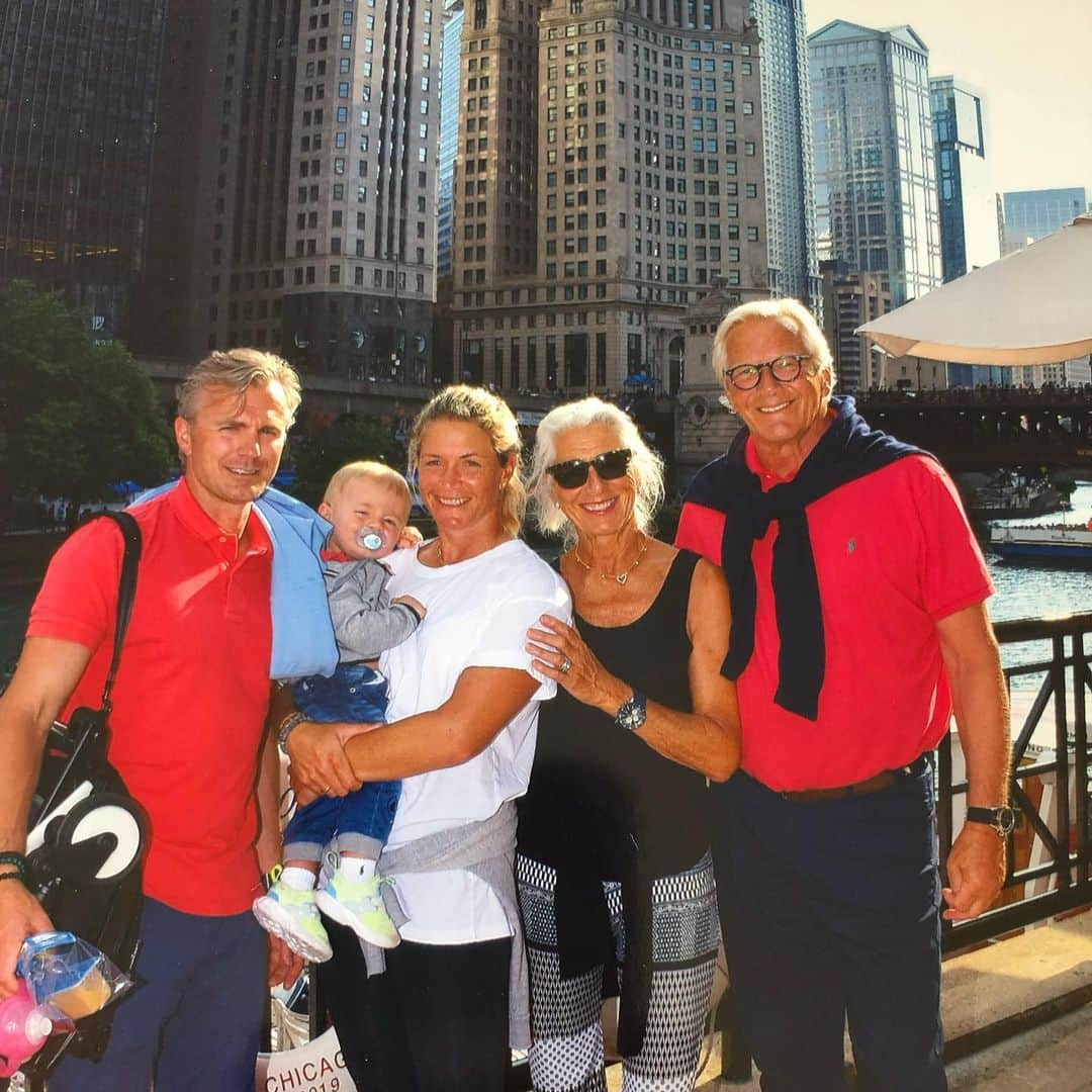 スーザン・ペターセンさんのインスタグラム写真 - (スーザン・ペターセンInstagram)「Enjoyed walking the streets of Chicago with my boys and parents:))」7月24日 18時11分 - suzannpettersen