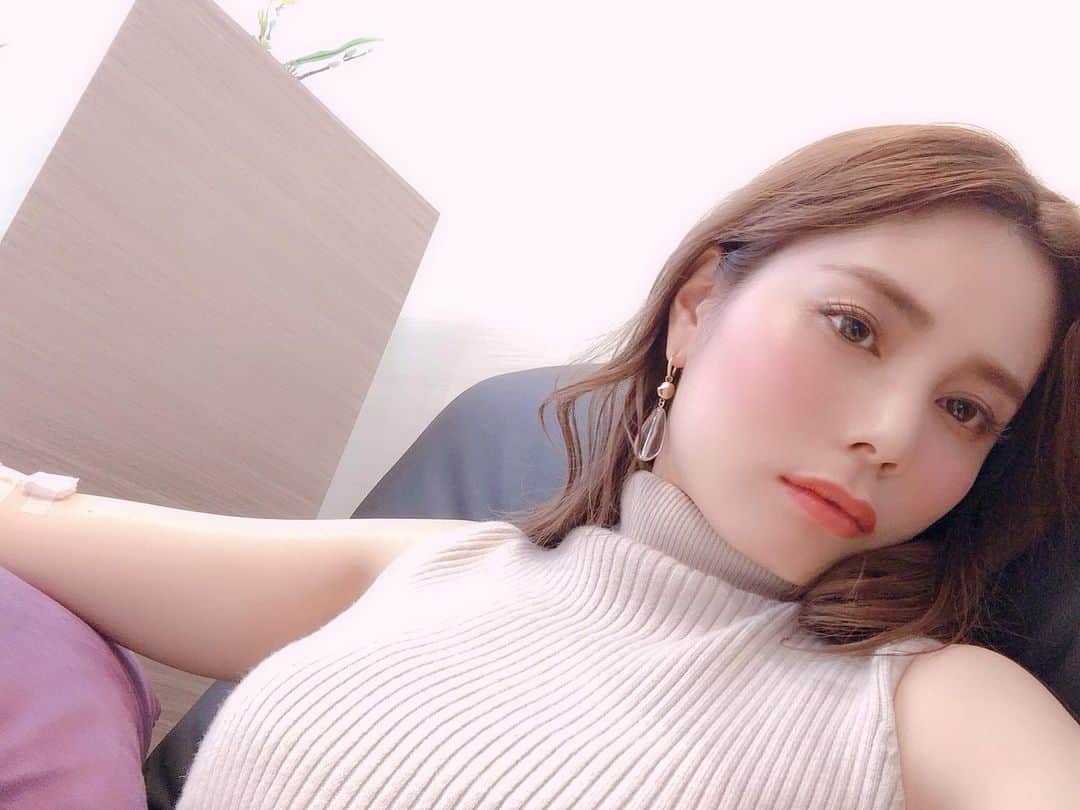 増田愛里菜のインスタグラム：「#beauty ✍️💕 . . 東京もついに夏🌴☀️らしい天気になってきたね〜 . でも、、 今までと比べ物にならないくらいの太陽の照りつけが🌞🥵💦 . . . これは早めに対策しなきゃ👀💡ってことで #キレイパス ( @kireipass )を使って簡単に予約👉🎟 . 【#銀座グレイスクリニック 】で白玉点滴＋高濃度ビタミンC点滴を打ってもらってきたよ👩‍⚕️💉✨✨ . . クリニックの中は綺麗で点滴もゆったりした大きいソファーに座って寝てる間におしまい〜🛋💕 . . . 数年前から夏シーズンは日焼け対策の為に美白に効く点滴を打つようにしてるけど、やっぱり効果がすごい😍！！ . . 予想外な日焼けをしちゃった後でも応急処置として受けるのもアリだよ〜🙆‍♀️⭕️ . . #キレイパス #お得 #キャンペーン #美容 #銀座グレイスクリニック #美容点滴 #白玉点滴 #シンデレラ注射 #美白 #ツヤ肌 #肌 #潤い #アンチエイジング #ダイエット #日焼け対策 #銀座 #東京」
