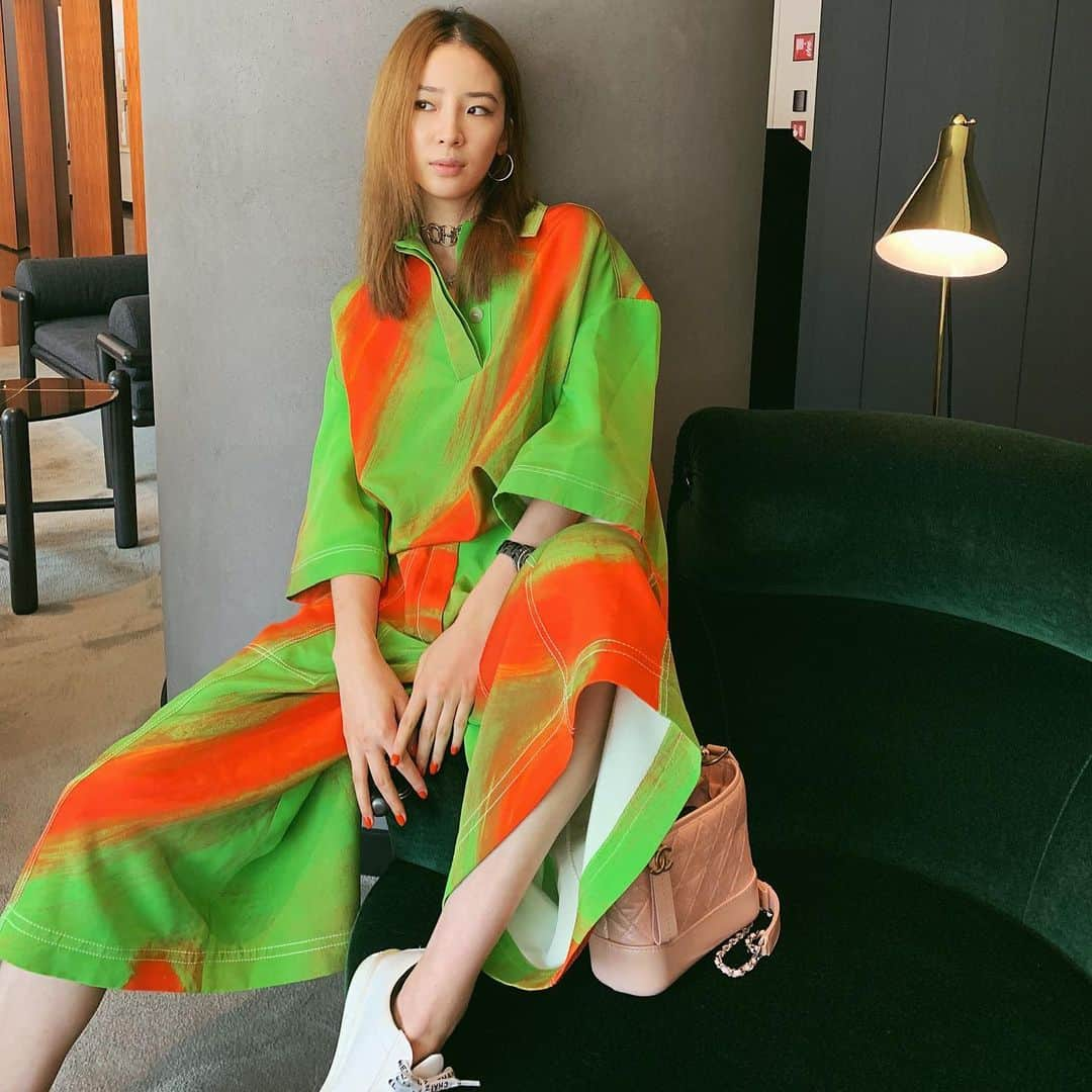 アイリーン・キムさんのインスタグラム写真 - (アイリーン・キムInstagram)「Channeling my childhood Slurpee in @loewe 🍊🍋🐛」7月24日 18時18分 - ireneisgood