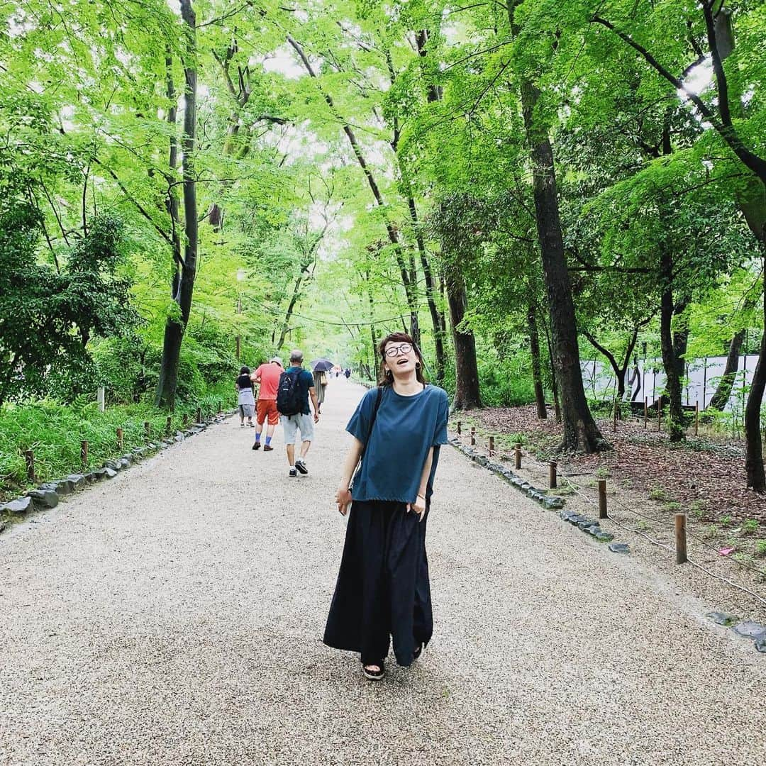 鈴木砂羽さんのインスタグラム写真 - (鈴木砂羽Instagram)「「女性守護 日本第一美麗神」✨ で有名な河合神社は下鴨神社の摂社の一つで、そこで噂の鏡絵馬を描いてお参りしてきましたー。  夏だしサマーメイクを施してみました💖💄✨ あれ？宝塚みたいになっちゃった！ま、いっか！笑 皆さんもかわいく描いてるねー😍  ストーリーでもあげた 下鴨神社の「みたらし祭」 お水がキリッと冷たく、浄った感あります✨小雨降る中行った甲斐がありました。  そして毎年京都に行くと恒例？！ 「抹茶スイーツ」が食べたい欲。  ホテルオークラのティールームで ガッツリ抹茶シュークリーム。 ジャンボす！！ 今回は抹茶desire in kyoto ガッツリ満たされて帰りましたん😋  #京都 #下鴨神社 #河合神社 #美人祈願 #鏡絵馬 #みたらし祭 #ホテルホークラ #抹茶スイーツ」7月24日 18時14分 - bombon_sawa