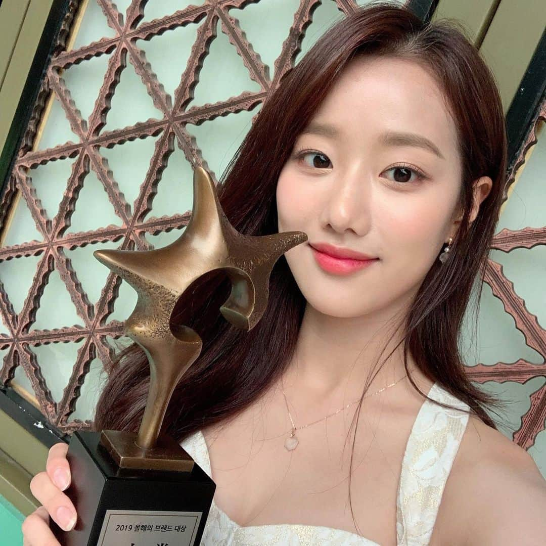 Aprilさんのインスタグラム写真 - (AprilInstagram)「[#나은] 나은이가 ‘2019 올해의 브랜드 대상 - 올해의 여자 연기돌’ 부문을 수상했습니다😍🏆 모두 파인에플이 열심히 투표해준 덕분이에요‼️ 앞으로 더 성장할 나은이를 응원해주세요💖🤙 . #에이프릴 #APRIL #올해의브랜드대상 #올해의여자연기돌 #역시연기천재이나은👑」7月24日 18時15分 - official.april