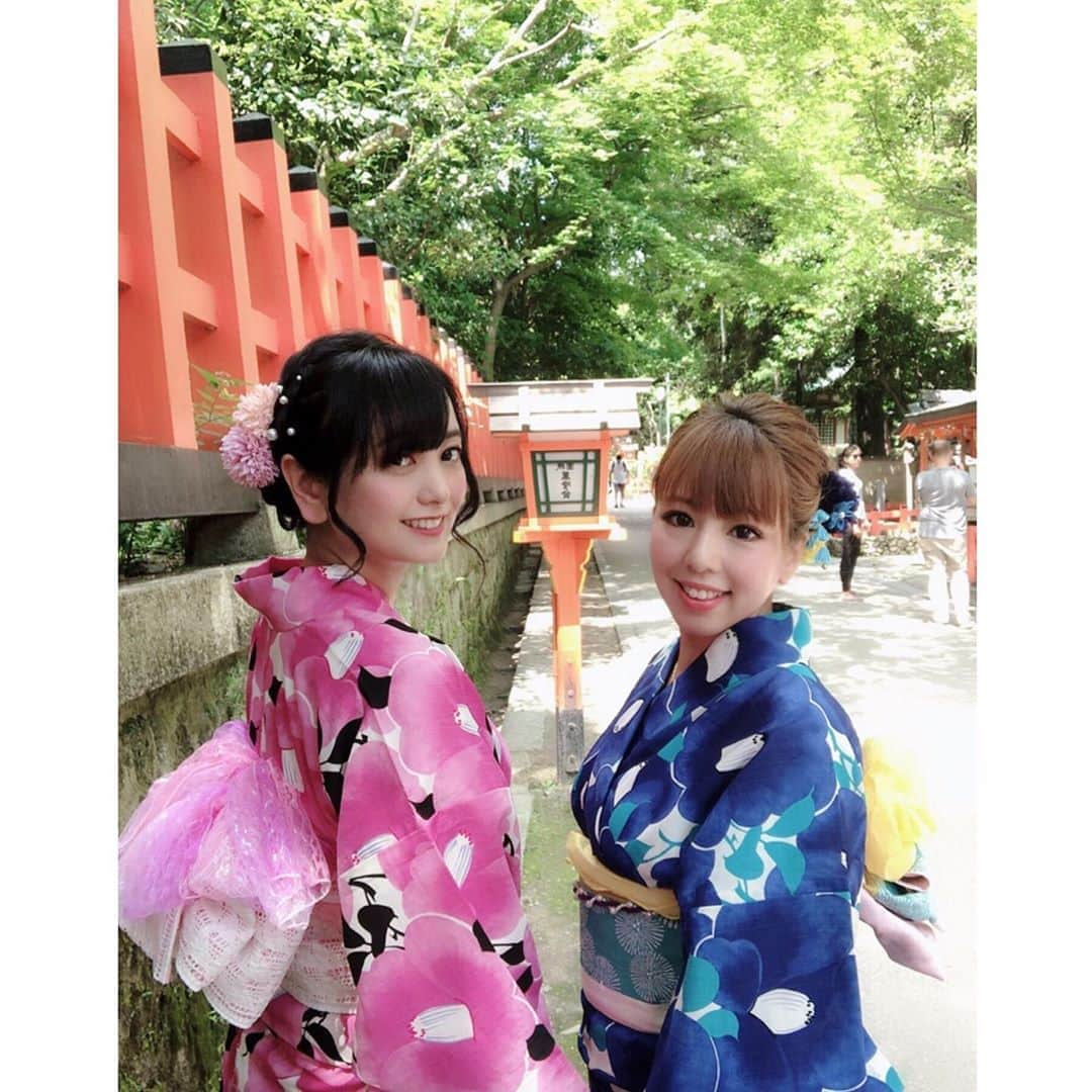 脊山麻理子のインスタグラム：「八坂神社でまずはお参り♡ 八坂神社の美御前社には美貌の女神とされる吉祥天が祀られているので行くと必ずお参りして、社殿前に神水の湧き水、美容水を２，３滴肌につけて清めてるよ♡ そして、晴れ女のみるくとみおりんで、狐の神様、伏見稲荷大社へ♡晴れ女には狐の神様がついてるからね♡ この日も快晴でした♡ #八坂神社 #美御前社 #京都 #KYOTO #伏見稲荷大社 #晴れ女」