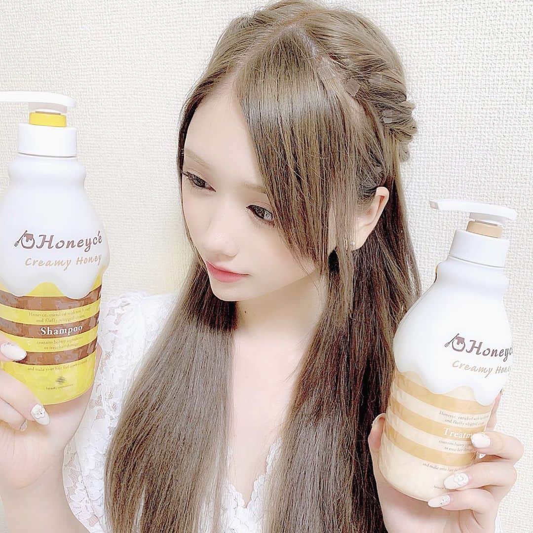 のインスタグラム：「新しくなったハニーチェ(@honeyce8 )✨ ハチミツの香りがして癒される🍯🍃 新ハニーチェのパワーアップポイント👇 ✔濃蜜で弾力感のあるもっちり泡 ✔はちみつ成分をたっぷり配合した補修・保湿効果のパワーアップ ✔高密着処方で髪を守るヘアダメージ予防 ✔ほめられハニーの香り  らしい💐 髪の毛が綺麗にまとまってくれるので おススメ🎀 #ハニーチェ #ほめられシャンプー #はちみつシャンプー #ロフト ⚠︎男性からのコメントいらないです。」