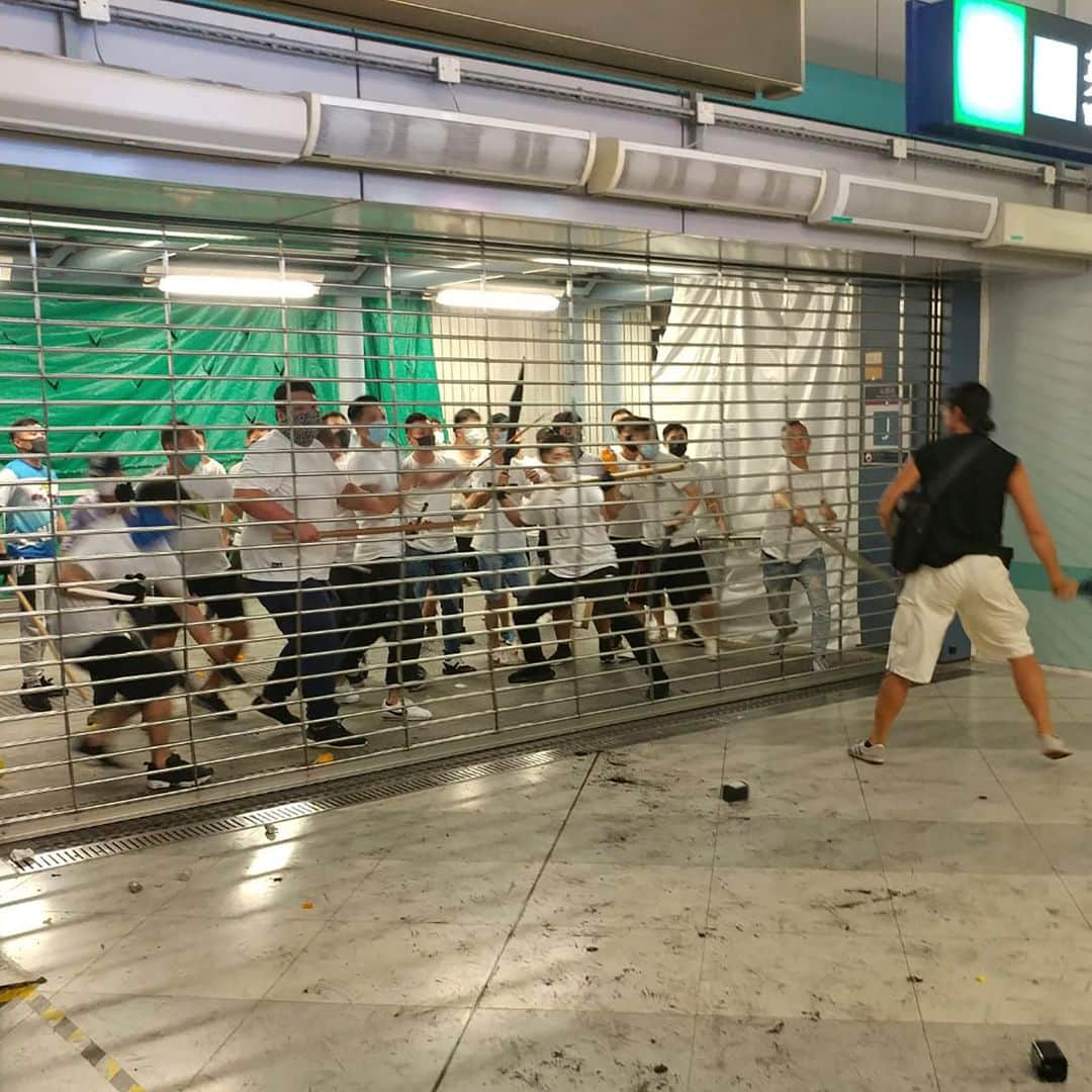 ルモンドさんのインスタグラム写真 - (ルモンドInstagram)「Dimanche 21 juillet à Hong Kong. Pendant que des milliers de personnes défilaient en centre-ville contre le gouvernement, plus d’une centaine d’hommes en tee-shirts blancs, par opposition aux tee-shirts noirs des manifestants, et pour la plupart armés de bâtons ou de barres de fer, se rassemblaient aux environs de la station de métro de Yuen Long. Ils ont ensuite attaqué violemment des manifestants pro-démocratie, dont un député, mais aussi des passants dans la station de métro. Il s’agirait de membres de triades locales, provenants des groupes 14K et Wo Shing Wo, très puissants dans cette zone. La complicité de la police a été dénoncée et des images montrent des policiers discuter avec ces hommes en blanc, bâtons à la main. - Photo: Apple Daily via AP (@apnews) - #hongkong」7月24日 18時34分 - lemondefr