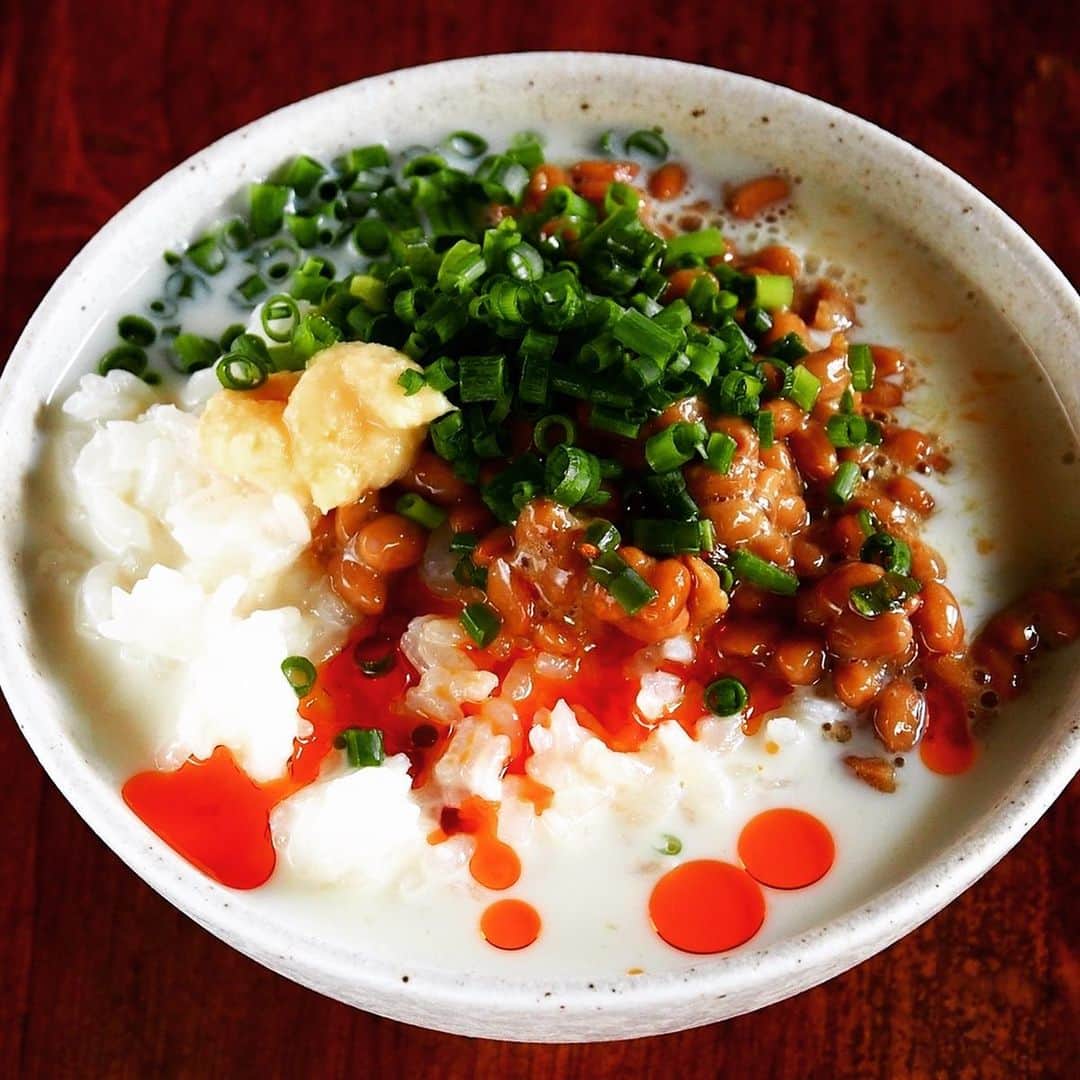 のインスタグラム：「ラー油をかけると、ちょっとパンチの効いた冷や汁に! そうめんにかけるのもおススメ。  暑い季節に店のまかないでよく作る「豆乳と納豆の冷や汁」【ヤスナリオ】 https://www.hotpepper.jp/mesitsu/entry/yasunario/19-10064  #mesitsu #メシ通 #グルメ #冷や汁 #豆乳 #納豆 #ご飯もの #麺類 #簡単 #レシピ #レシピブログ #ヤスナリオ #東京 #hiyajiru #coldsoup #soymilk #natto #fermentedsoybeans #somen #noodles #easy #delicious #recipe #recipeblog #japan #tokyo #yasunario」