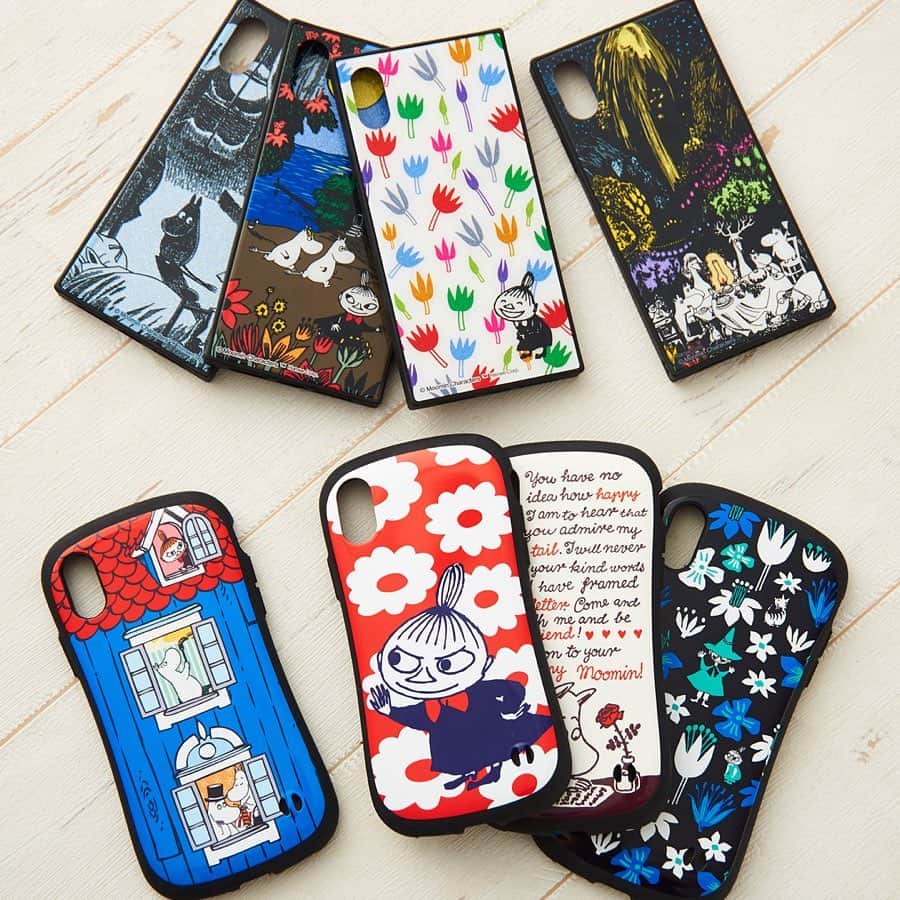 のインスタグラム：「【XR、XS/XサイズのiPhoneケース】  iPhone最新機種をお使いの皆さまお待たせいたしました✨ iPhone専用ケースに新デザインが登場しています😊 ■TILEシリーズ 四隅のフチ高設計が背面への衝撃や傷つきを防いでくれ、 表面は光沢感のある硬度9H強化ガラス、側面はグリップ感のあるTPU素材を採用したハードケース。 実はケースの正面を見ると、グリッター（ラメ）が入っていて、キラキラしています。 ※2枚目の画像をご参考にしてくださいね✨ ケースのイラストによってグリッターが入っているところが異なります。 ■iFaceシリーズ 手にフィットする持ちやすいデザインが人気のiFaceシリーズ。 なめらかな曲線は、独特の形状で手にしっかりフィット。 ポリカーボネートとTPUという、ハードとソフトな2つの素材が高い衝撃吸収性とグリップ感を誇ります。 鮮やかなカラーとキュートなイラストはこれからの季節にもマッチしますね。  お気に入りのケースが見つかりますように✨  #moomin #muumi #ムーミン #peikko #ペイッコ #iFace #TILE #iphoneケース」