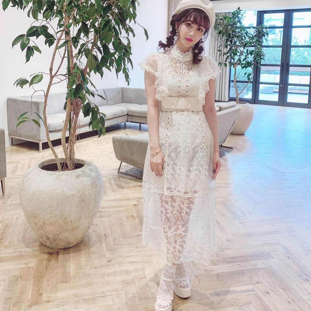 新希咲乃さんのインスタグラム写真 - (新希咲乃Instagram)「ホワイト×ゴールドコーデです❄☃﻿ ﻿ この衣装に合わせるシューズは真っ白のキラキラを探したけど、本当に無くてたまたま行ったESPERANZAで見つけたよ〜！探し回ったのよ、、、 @esperanza_official ﻿ ヒール高いなぁ！！って思ったけど、とても歩きやすくて感動だった👠💕﻿ ﻿ ワンピースは一目惚れした！ @marieebouquetde ﻿ ゴールドのデイジーの刺繍が可愛くて、夏だし﻿ アクセサリーもゴールドにしました٩(*´︶`*)۶﻿ ﻿ ﻿ ﻿ #ホワイトコーデ #UUUM #UFES #新希咲乃  #ワンピース #衣装 #trunkhotel #トランクホテル  #今日のコーデ  #さきの私服」7月24日 18時29分 - niki_sakino