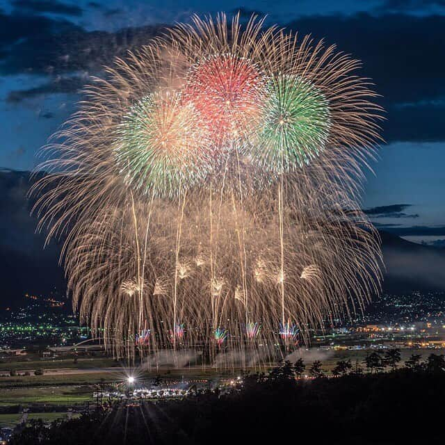 エイチ・アイ・エスさんのインスタグラム写真 - (エイチ・アイ・エスInstagram)「本日の1枚 🚩山梨県 「神明の花火」 📸@colorz1948 さん 毎年8月7日に行われる神明の花火  去年の写真ですが山の斜面から俯瞰で見る花火はとても美しかったです！  ロケーション山梨 ＊＊＊＊＊＊ こんばんは😊 本日 #花火のセカイ2019  が最終日となりました☺️ 今までご紹介したお写真を使わせて頂き、 【 2019年版 旅好きが選んだ!「おすすめ花火大会9選」】記事を、弊社メディア「Like the World」にUP各SNSアカウントでもご紹介させて頂きました✨ ぜひ、プロフィール画面のURLから、ご覧ください💕 @his_japan ＊＊＊＊＊＊ 【#沖縄のセカイ2019 お写真募集！】 明日7/25(木)より、新シリーズスタート✨ #沖縄のセカイ2019 で募集します🙋‍♀️ 夏の旅行シーズン到来🏖 沖縄のおすすめスポットの投稿おまちしております 🐠 ＊＊＊＊＊＊ 今月の旅の思い出は @his_japanをタグ付け頂き #LW7月の旅 で投稿お待ちしてます😃 (厳選させて頂いたお写真を使わせて頂き弊社メディア「Like the World」で記事をUPさせていただく予定です。)」7月24日 18時29分 - his_japan