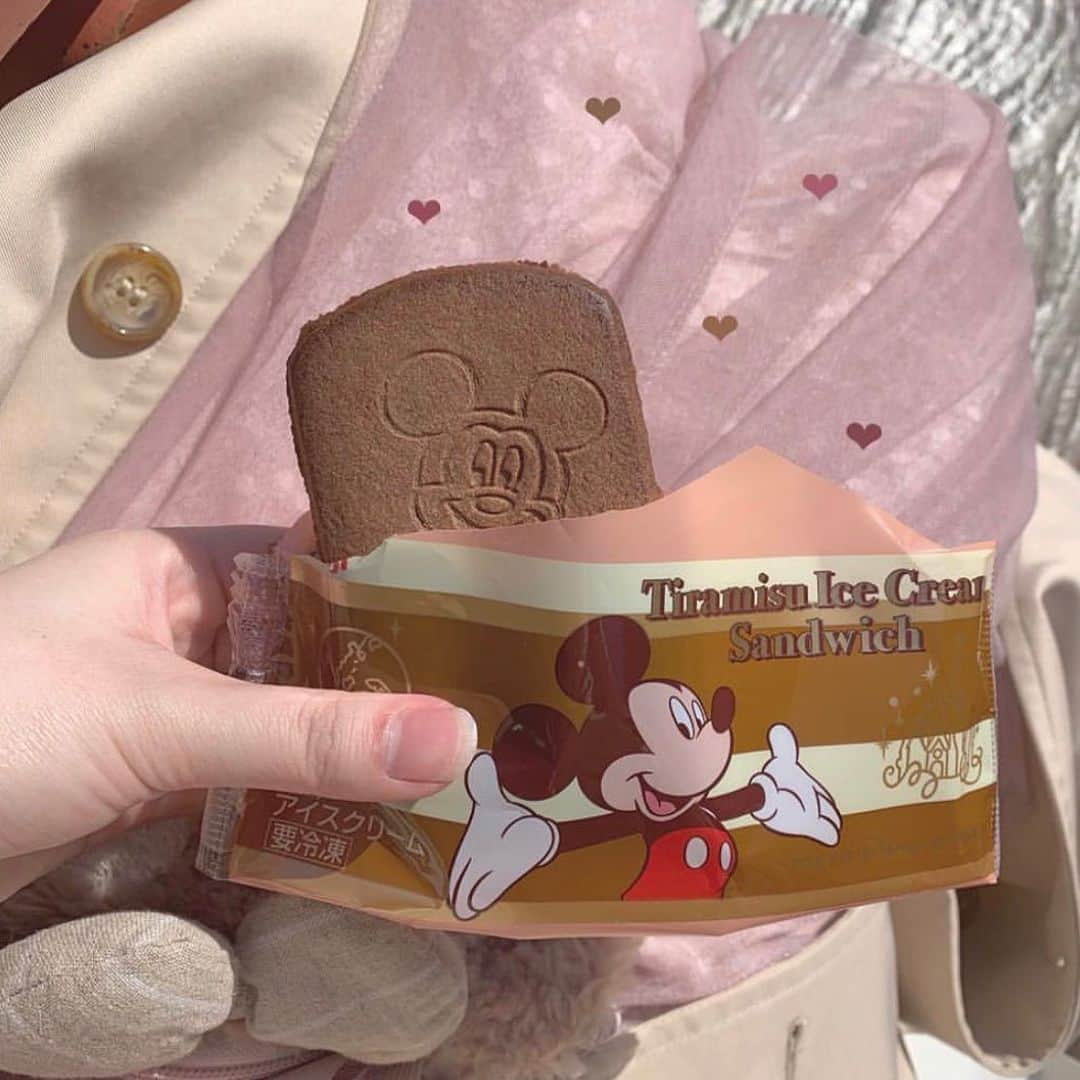 fasme.mediaさんのインスタグラム写真 - (fasme.mediaInstagram)「《Disney Sweets♡》 . ディズニーに訪れたら絶対食べたい、可愛くて美味しいスイーツたち♡ アイスにワッフル、食べ歩きにぴったりなスイーツはディズニーを楽しむには欠かせないっ！！ あなたのお気に入りディズニースイーツも、ぜひご紹介くださいね！ . ✳︎お気に入りの写真をfasmeをタグ付けして投稿してね♡fasmeのinstagramやwebサイトであなたの画像が紹介されるかも...♡✳︎ . ....thank you♡photo...@shell_mm_122@anmi5326 @rainbowhoney1218 @xxpimmetanxx @yankooo777 . #cafe#カフェ巡り#カフェ好き#おしゃれカフェ#カフェ好きさんと繋がりたい#cafestagram#スイーツ巡り#カフェ活#카페#카페스타그램#fasme#カフェスタグラム#ディズニー#ディズニーランド#ディズニーシー#disneyland#disneysea#ディズニー好き#ディズニースイーツ#ミッキー#ミニー#ディズニー大好き#ワッフル#アイス#ソフトクリーム#ディズニーフード#夢が叶う場所#インスタ映えスイーツ#SNS映え#ディズニーフォト」7月24日 18時41分 - fasme.media