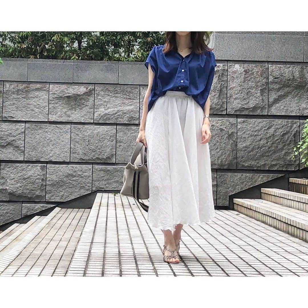 htrkmkのインスタグラム：「・ ・ GUの #ボリュームギャザーブラウス  蒸し暑くなってきて やっと1枚で着れるように♬ ギャザーのふんわりシルエットが 可愛い＆上半身すっきり見えの いい所どりです◎ ・ ・ tops @gu #gu skirt @rakuten_fashion  shoes @sesto_shoes  bag @bag_hayni ・ ・ コーデ詳細は @htrkmk の7/24ブログまで ・ ・ ✄----------------------------- #プチプラコーデ #きれいめコーデ #通勤コーデ  #オフィスコーデ #大人女子コーデ #ootd_kob #hotmamatown #ponte_fashion #kaumo_fashion #tagvery #chao_app #locari #ママスタ夏コーデ #mineby3mootd #snapgram_woman #shopstylejp #arine_ootd #ミューズマガジン #멋스타그램 #데일리록 #时尚 #时装 #guコーデ #大人gu部」