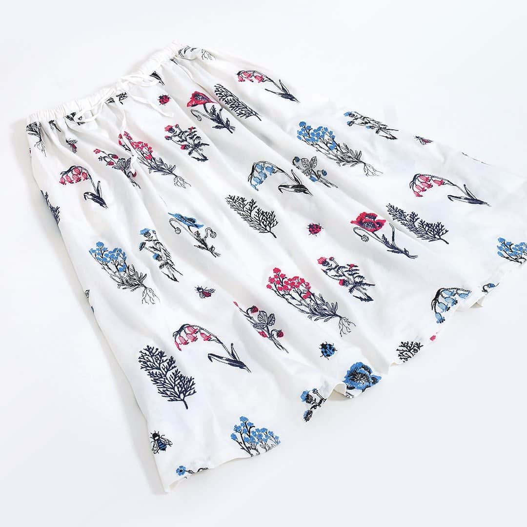 marbleSUD(マーブルシュッド) のインスタグラム：「【SALEアイテム紹介】 押し花スカート。 人気の刺繍アイテムが30%OFF！ ¥18,000→¥12,600(税別) ・ #marblesud #マーブルシュッド #sale #セール #夏 #ファッション #大人コーデ #大人女子コーデ #押し花 #刺繍 #スカート」