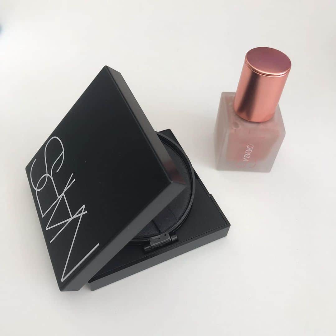濱中鮎子のインスタグラム：「登場した頃から使っている @narsissist のクッションファンデがアップデートした！！ 薄ーく伸びて艶が出るから、厚塗りにならないところが大好きで。 今回はそんな質感は健在でカバー力がプラス。かなりいい！  あと、このリキッドハイライターは新感覚！ほんのり蒸気した感じに健康的な艶！見た目ほど色は出ないので使いやすい。 魔法みたいにスーーーッと肌になじみます。  う〜ん、出掛けないのにメイクして気持ちを整える毎日。笑 (産後すぐは顔を洗うタイミングすら失ってました....) #NARS #naturalradiantlongwearfoundation  #liquidhighlighter  #prじゃないよ」