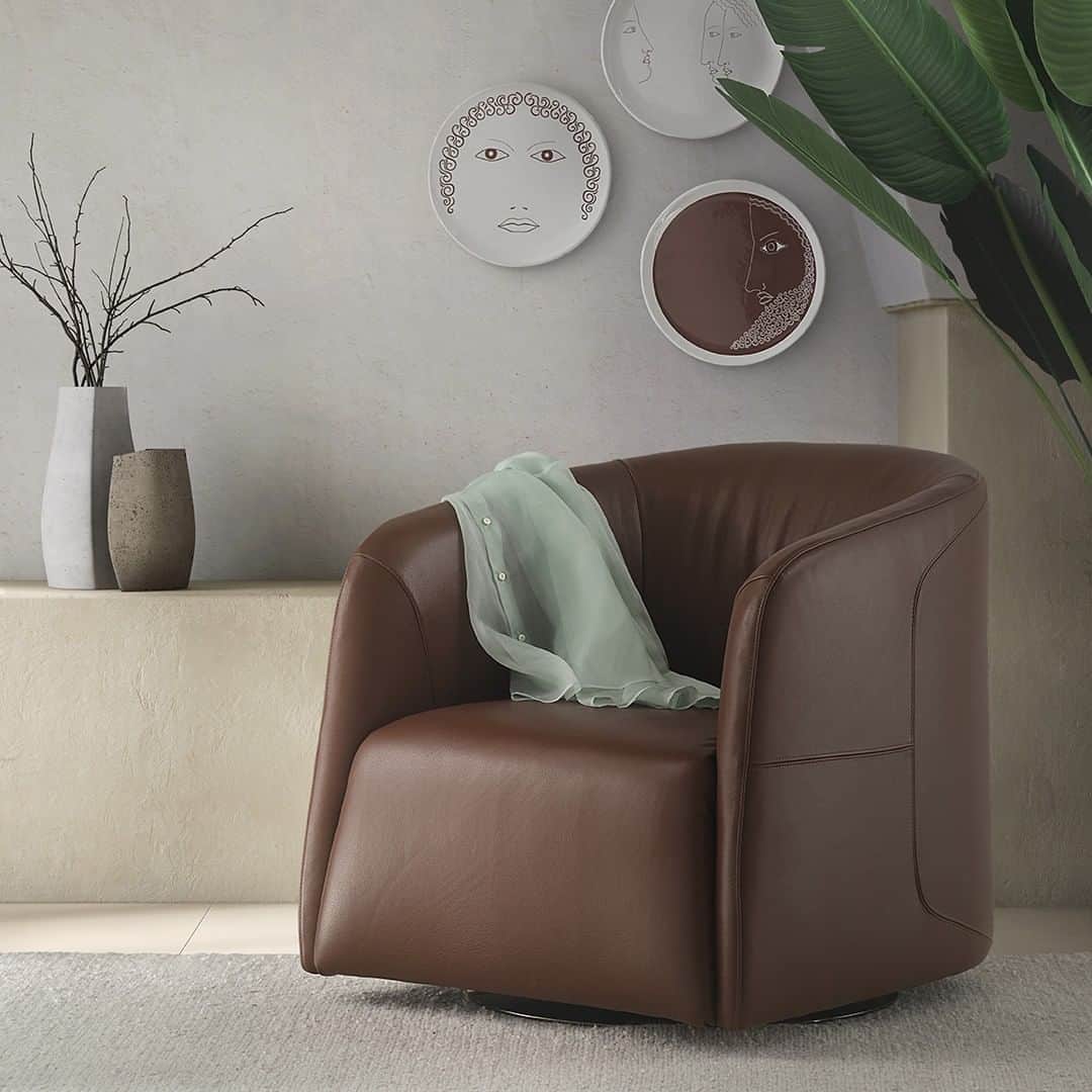 Natuzzi Officialさんのインスタグラム写真 - (Natuzzi OfficialInstagram)「Comfort is the watchword of our Logos armchair. With its deep seat and a wrap-around backrest, it's the perfect armchair for pleasurable moments of relaxation.  #Natuzzi #NatuzziItalia #comfort #elegance #design #lifestyle #style #furniture #homefurniture #madeinitaly #living #interiordesign #decor #furnituredesign #homedesign #inspiration #interior #instadesign #designlovers #italianstyle #homedecor #lovedesign #designers #designer」7月24日 19時00分 - natuzzi