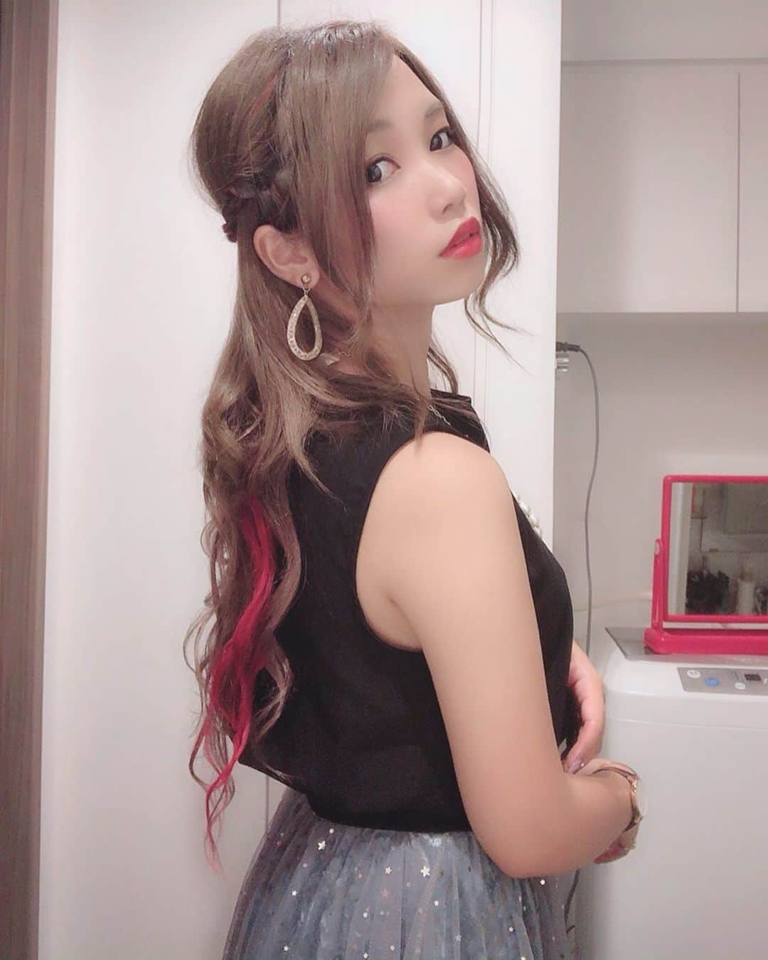 R!Nのインスタグラム：「ハーフアップアレンジ もうすっかり夏なのでノースリーブ。  髪の色がだんだん抜けてきました  #ファッション #fashion #daily #instagram #hair #ヘアアレンジ #ハーフアップ #お出かけ #date #music #vocal #singer #ringemie #singersongwriter #aldious #support #selfie」