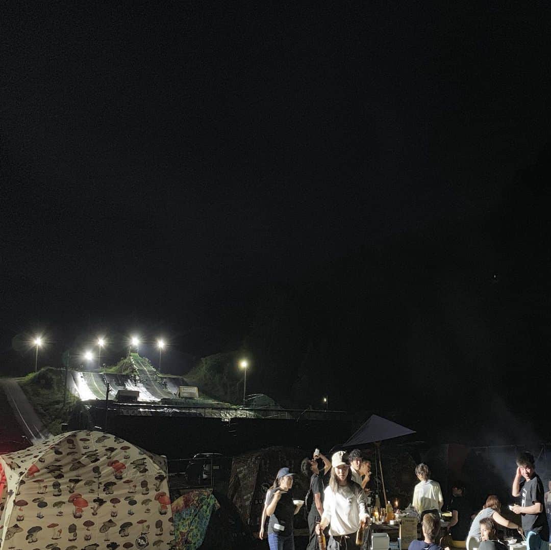 藤森由香さんのインスタグラム写真 - (藤森由香Instagram)「@toyamakings で今年も @asamihirono と @hikaru__83 と私でコトナの夏休みを開催しました！ キングスでスノーボードのジャンプの練習、夜はBBQして、@burton と @bigagnes_japan のテントに泊まってキャンプ、富山の自然を楽しんだりスノーボードを通じてコミュニティを作ろうというイベント。 @egobrewer さんが今回イベントに協賛してくれて、私の地元長野県のビールを皆さんに楽しんでもらえました🍻 今年で3回目を迎えたこのイベントはキャンパーさん、天気、スポンサーさんにも恵まれて最高に楽しいイベントで終われました！ 今回来れなかった皆さん、別の機会に是非また来てください！ キャンパーのみなさん、本当に二日間ありがとうございました🙏💕」7月24日 19時03分 - yukafujiforest