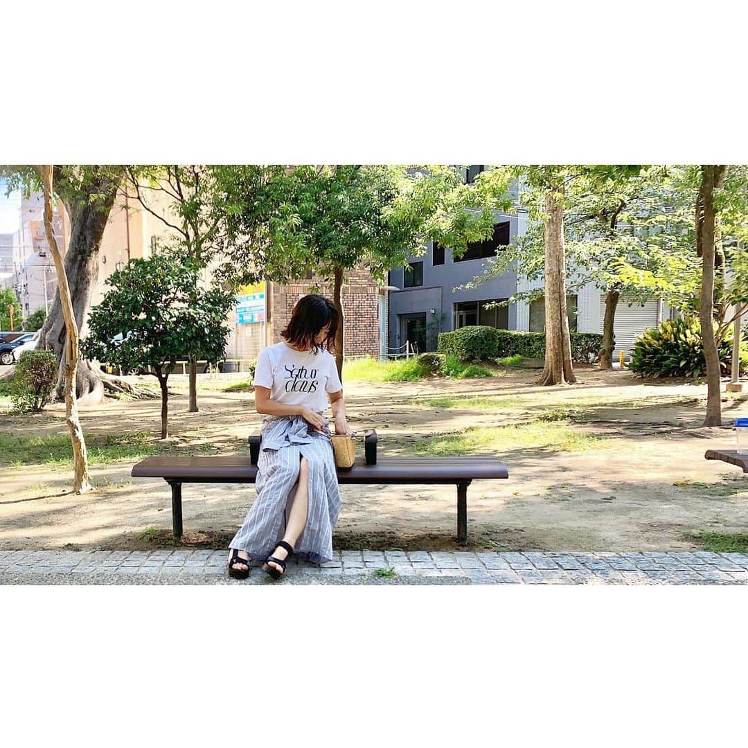 のインスタグラム：「毎年この時期になると諸々の送り迎えと公園とか連れて行くので顔と腕だけやたら焼ける💪🏽👩🏽 この腕と脚のオセロ並みの色の差🤣 ・ ・ 夏休みが始まってまだ一週間弱なのに、すでにすり減ってきてるぜ💨 "夏休み乗り切るオカンの決起集会" 的なのコンラッドのラウンジとかでやってくれへんかな。爆 皆さま、予定詰めてないので是非お誘いお願いします切実に🙏🥶💨 ・ ・ #二時間だけのバカンス 希望🥺 #ママコーデ #公園警備隊」