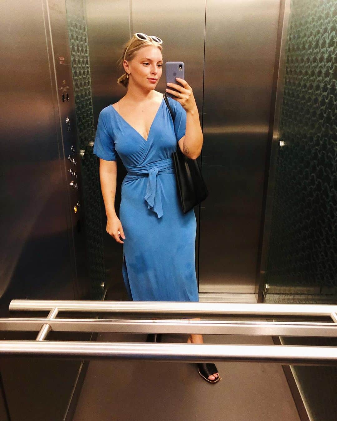 Estée Lalondeのインスタグラム：「Matched my dress to the sky 💙🌞 #ELwears #ELelevator」