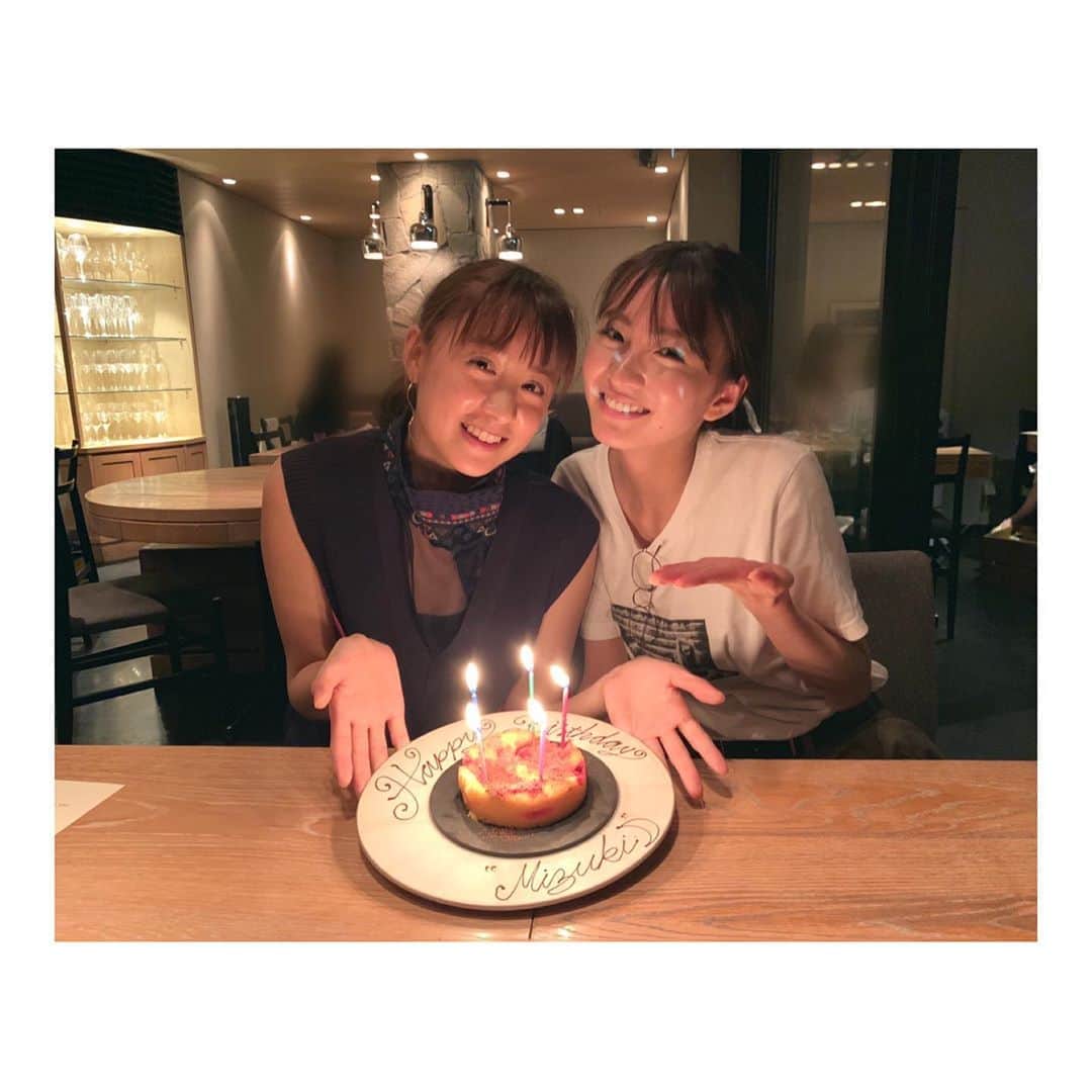 山本美月さんのインスタグラム写真 - (山本美月Instagram)「先日、さえちゃんたちと女子会( ◜ω◝ ) お誕生日をお祝いしてもらっちゃいました☆ 久しぶりに会えて嬉しかった♡  #川奈姉妹  #パーフェクトワールド  #パフェロス  さえちゃんの顔にロウソクの光:( ´◦ω◦｀):」7月24日 19時17分 - mizuki_yamamoto_official