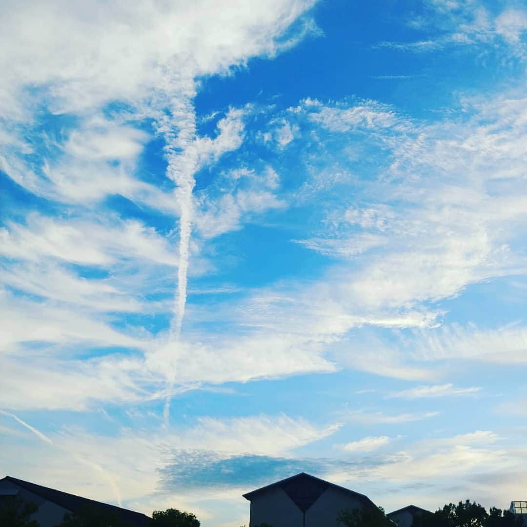 池尻和佳子さんのインスタグラム写真 - (池尻和佳子Instagram)「今日もお疲れ様でした‼️ アートな空にうっとり。  皆さん、映画「天気の子」見ましたか？  なんだか泣けましたよ😢  #空 #癒し #百道浜 #rkb#駐車場 #梅雨明け#九州 #今日感ニュース #今日も#ありがとう #ございました#明日も #張り切って#頑張りましょ #映画#天気の子#見ましたか #よかったら#感想#聞かせてね」7月24日 19時18分 - wakako_ikejiri_rkb