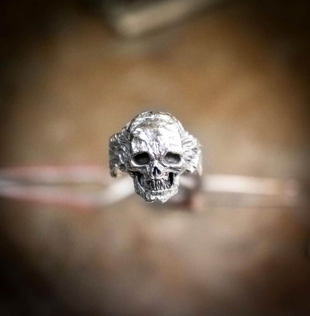 クレイジーピッグさんのインスタグラム写真 - (クレイジーピッグInstagram)「BRAND NEW DESIGN!! Banshee Skull Ring by Armand Serra 👏💀 available in store and Online NOW #skulls #skullring #skulljewellery #aged #guitar #fire #flames #skullandbones #luxuryjewellery #skullz #bling #bones #gothic #goth #gothicjewellery #gothicfashion #gold #londonjewellery #eyes #eyelashes #summoned #demon #banshee #handmadeinlondon #coventgarden #newdesign」7月24日 19時10分 - crazypigdesignslondon