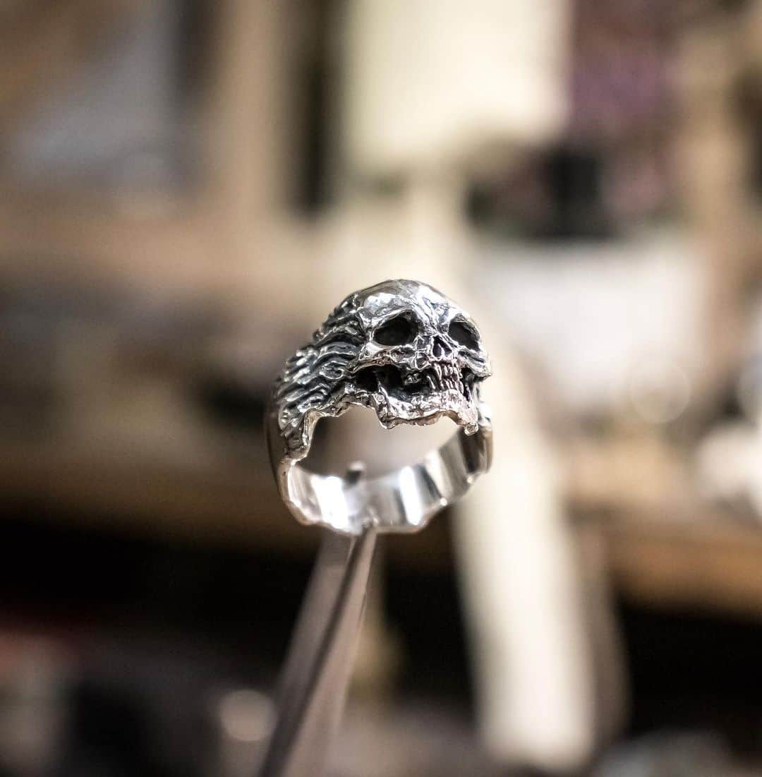 クレイジーピッグさんのインスタグラム写真 - (クレイジーピッグInstagram)「BRAND NEW DESIGN!! Banshee Skull Ring by Armand Serra 👏💀 available in store and Online NOW #skulls #skullring #skulljewellery #aged #guitar #fire #flames #skullandbones #luxuryjewellery #skullz #bling #bones #gothic #goth #gothicjewellery #gothicfashion #gold #londonjewellery #eyes #eyelashes #summoned #demon #banshee #handmadeinlondon #coventgarden #newdesign」7月24日 19時10分 - crazypigdesignslondon