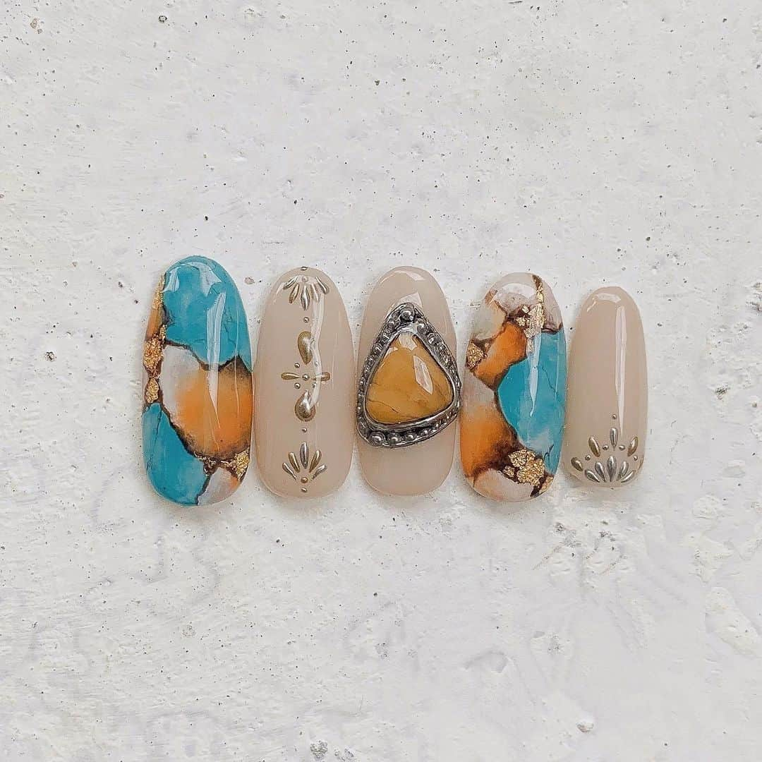 Nailsalon Cielさんのインスタグラム写真 - (Nailsalon CielInstagram)「⦅oystercopperturquoise⦆﻿ ﻿ ずーっと作りたかった天然石﻿  #オイスターカッパーターコイズ 💎﻿ ﻿ ターコイズとオレンジの組み合わせ﻿ かわい過ぎだゎー👌🏾✨﻿ ﻿ ターコイズは﻿ 私も嫌ってほど作ってます。が、﻿ それでも、飽きないー!🙄💕﻿ ﻿ 普通のターコイズに﻿ 物足りない方は﻿ こんなタイプのアートもおすすめです✨✨﻿ ﻿ ‣﻿ ‣﻿ ‣﻿ ‣﻿ ﻿ ﻿ ∙gemstone（ジェムストーン＝天然石パーツ）﻿ ∙silver jewelry,silverring（シルバージュエリー,シルバーリング、他シルバーアート）﻿ は既成パーツではなく、﻿ 全てジェルで作っております。﻿ ﻿ 直接爪の上に作っていきますので、﻿ お時間を頂きます、ご了承ください✶﻿ ﻿ ⦅こちらのアートをご希望のお客様へ⦆﻿ ホットペッパーにクーポン、付け放題コースを﻿ 御用意しておりますので、コースをお選び下さい。﻿ ﻿ 宜しくお願い致します✶﻿ ――――――――――――――――﻿ ――――――――――――――――﻿ hotpepperBeauty net予約↓↓↓ ﻿ ﻿ https://beauty.hotpepper.jp/smartphone/kr/slnH000217395/﻿ ・﻿ #ネイル#ネイルサロン﻿ #instagood#instanails#jelnail#ネイルアート#手描きアート#loveit#ジェル#ジェルネイル#個性派ネイル#トレンドネイル#お洒落ネイル#newnails#福岡ネイル#cute#beautiful#art#ネイルサロン#天然石ネイル#韓国#ネイル#春ネイル#福岡ネイルサロン#cool#シルバージュエリーネイル#夏ネイル#夏ネイル2019#summernail﻿」7月24日 19時11分 - myanail