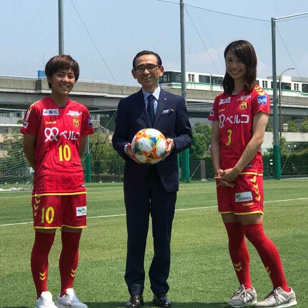 鮫島彩のインスタグラム：「・ ・ 日頃より私たちINACをサポートしてくださっていますフジッコの福井社長と『食』をメインに対談させていただきました！ ・ ・ フジッコさんの広報誌『Beans Life』に掲載されます📖✨ ・ ・ ・ それにしても、岩渕選手やっぱりふざけてる(笑) こんなにふざけてるのに、あんなにサッカー上手だなんて、本当天才。 ・ ・ #フジッコ  #カスピ海ヨーグルト  #フジッコのおまめさん  #フルーツセラピー  #ふじっ子塩こんぶ」