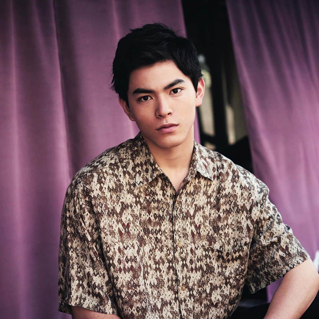 のインスタグラム：「撮影前、「とにかく写真に写るのが苦手」と話していた俳優の #松大航也 さん（本当にガチガチでしたがカメラの前に立つと不思議と顔つきが変わるのがさすがだなぁと…） がNEWページに登場！　7/26から〈NHK BSプレミアム〉でスタートする『螢草』にご出演するというのでそのお話と、俳優を目指したきっかけのお話など、色々とお伺いしました。将来は「紳士的な大人の男性になりたい」とおっしゃっていたのが印象に残っています。（堂前）  撮影　佐藤将希 ヘア＆メイクアップ　yumi（TreePEACE）  #actor #drama #film  #movie #magazine  #printmagazine  #publishing #photography  #photo #photographer #photostagram #portrait」