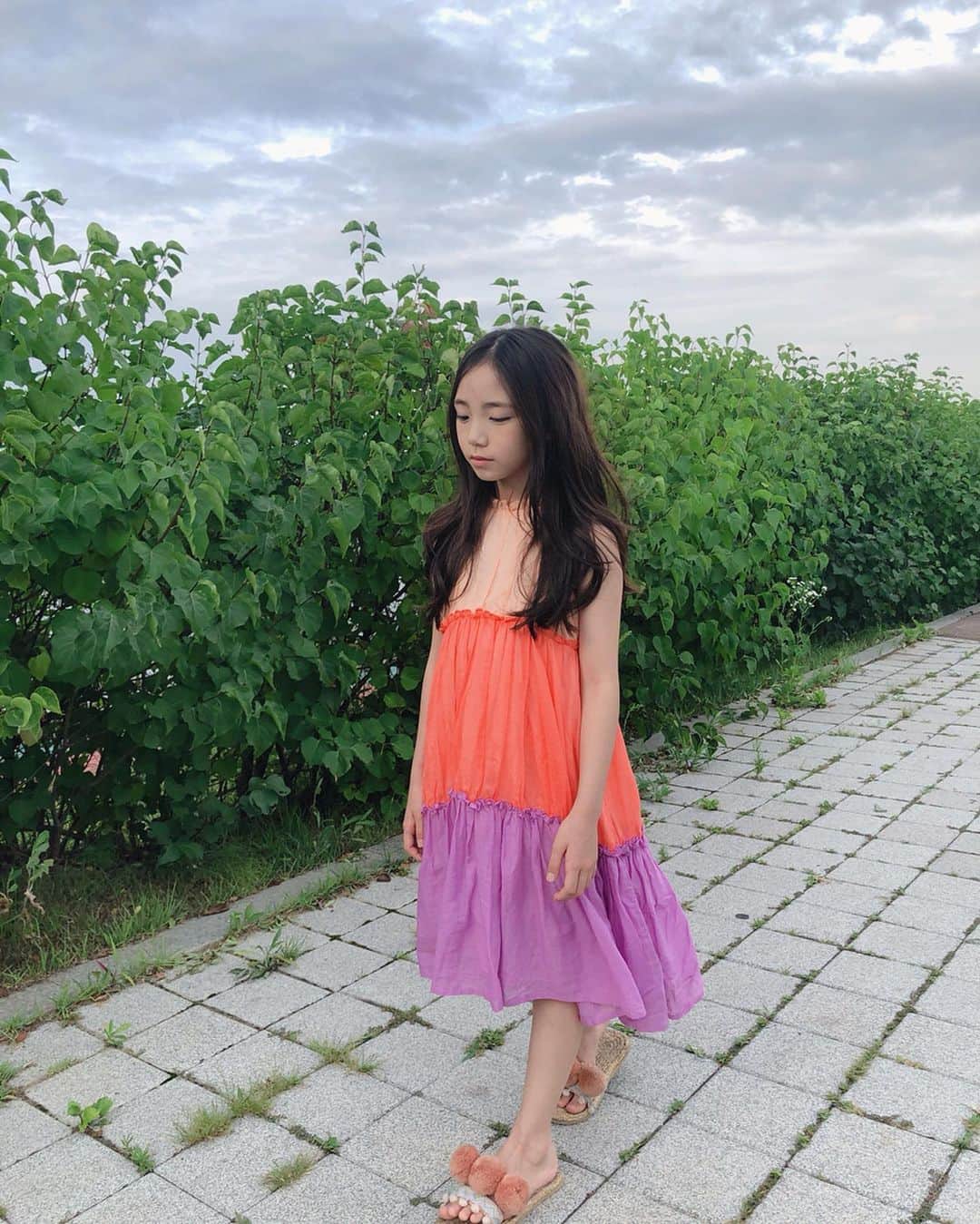 ウンチェさんのインスタグラム写真 - (ウンチェInstagram)「. 흐린 하늘에 , #무지개 가 뜬 것 같네 🌈 . . . #키즈모델#이은채 #수요일#비요일#일상 #얼스앤어스#이너스 #earthandus#enus」7月24日 19時20分 - __leehye