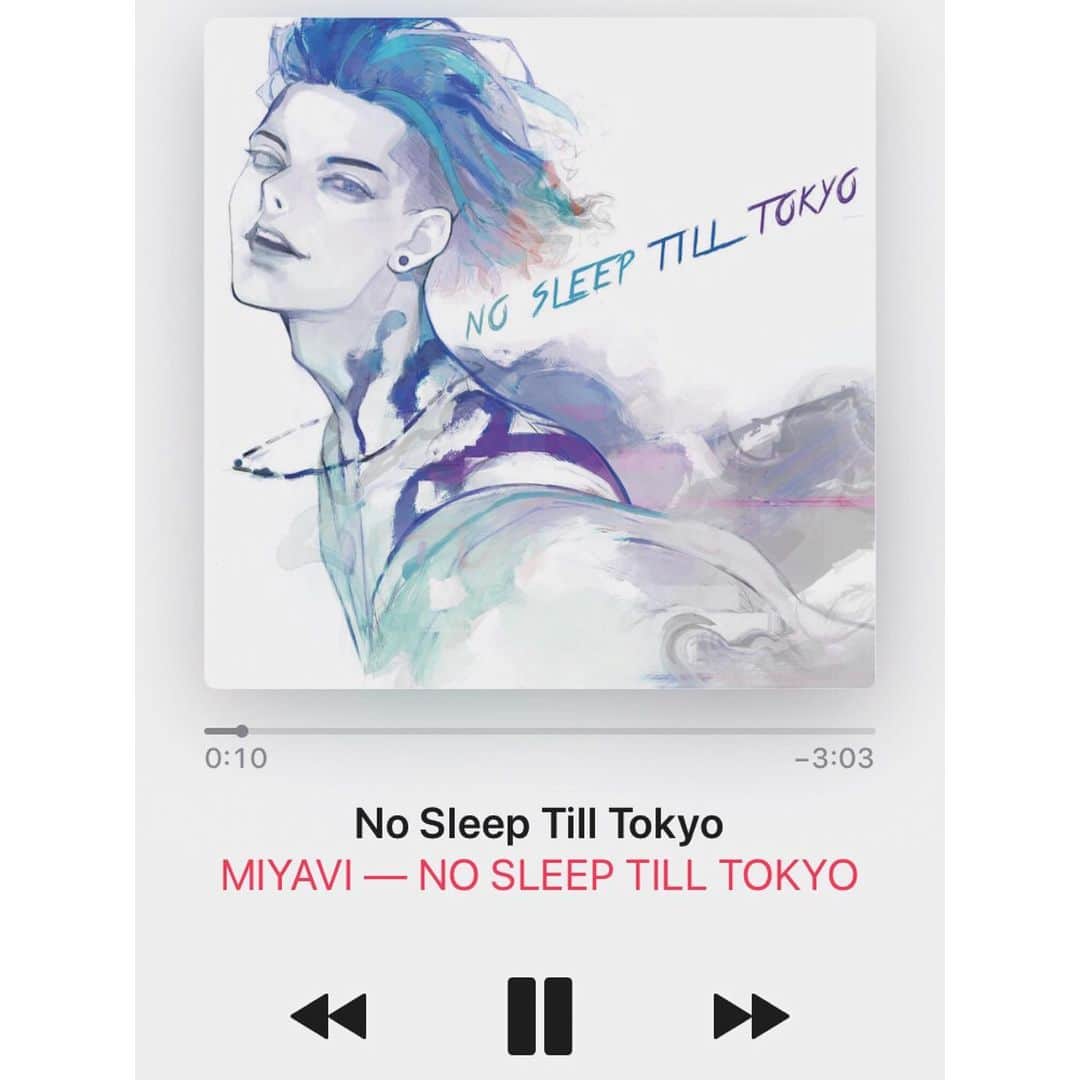 のインスタグラム：「♪ No  Sleep  Till Tokyo ／ MIYAVI . 移動中💨 . ‪MIYAVIとスイ先生という、もうアレです👏← . #nowplaying #music #nosleeptilltokyo #MIYAVI #雅 #石田スイ #ishidasui . つまり、最高。」
