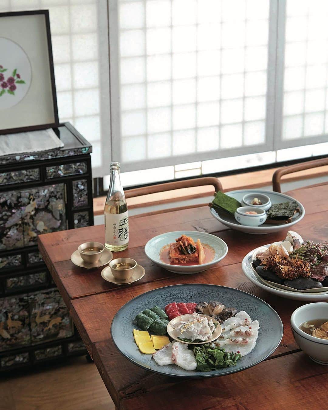 Harper's BAZAAR Japanさんのインスタグラム写真 - (Harper's BAZAAR JapanInstagram)「9月号のBAZAAR ESCAPEは韓国、ソウル🇰🇷 食・美容・アートを現代的に解釈した新感覚アドレスでソウルの魅力を大特集！ 食では、韓国らしい伝統を残しながら、今どきのアレンジが利いているレストランを厳選紹介。 #harpersbazaar #harpersbazaarjapan #travel #lifestyle #seoul #ハーパーズバザー #海外旅行 #トラベル #ライフスタイル #ソウル」7月24日 19時29分 - harpersbazaarjapan