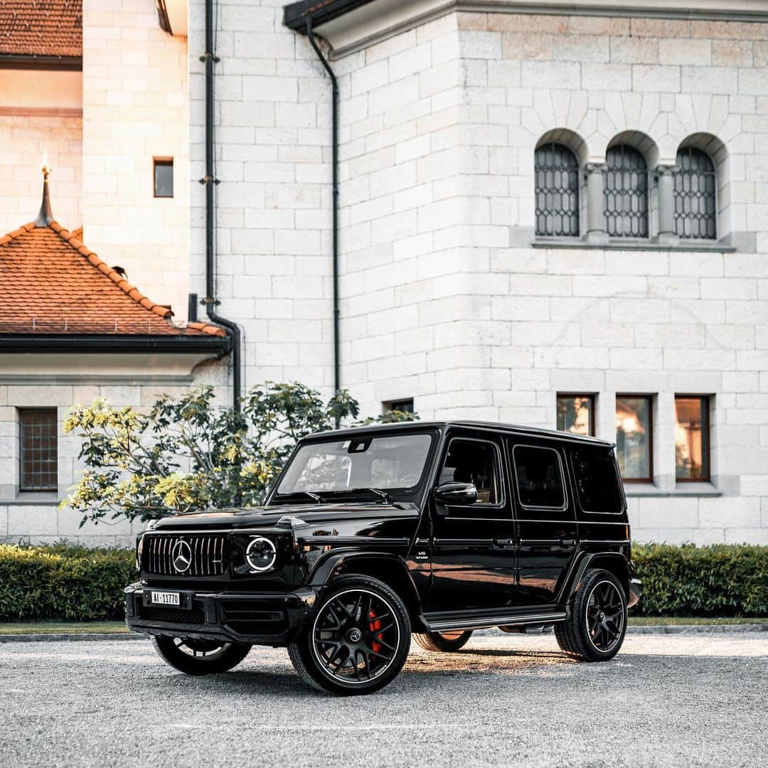 メルセデス・ベンツさんのインスタグラム写真 - (メルセデス・ベンツInstagram)「A striking look. 🔥 Photo by @championscars.  __________ [Mercedes-AMG G 63 | Kraftstoffverbrauch kombiniert: 13,3–13,1 l/100 km | CO₂-Emissionen kombiniert: 304–299 g/km | mb4.me/nefz] . #MercedesBenz #🌟 #MercedesAMG #AMG #GClass #strongerthantime #AMGG63 #DrivingPerformance #mbfanphoto #automotivedesign #strikeapose #mbcar」7月24日 19時32分 - mercedesbenz