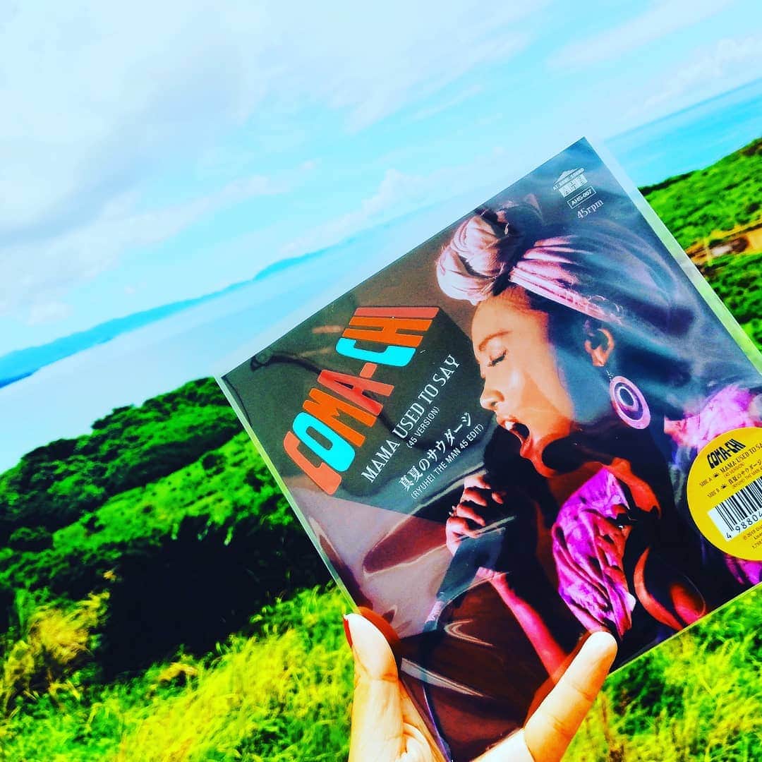 COMA-CHIのインスタグラム：「My 7inch vinyl is out today! We already got No.1sales, thank you!! 「真夏のサウダージ/Mama used to say」の7インチが、本日 @diskunion At home soundよりリリースされました♥ すでに某チャートにて1位！！！ありがとうございます☺️ 7年前に出したこの曲を、当時からずっと愛しDJプレイしてくれていたRYUHEI THE MANさんが、「とても思い入れのある曲なので、是非7インチにさせて欲しい」と声をかけてくださり、実現。 誰よりも楽曲を愛して下さってるのを知っていたので、心から嬉しかった。 音が繋がり、想いが繋がる。 アナログを手にしたあたたかさ。 さぁ、羽ばたいておいで〜✨」