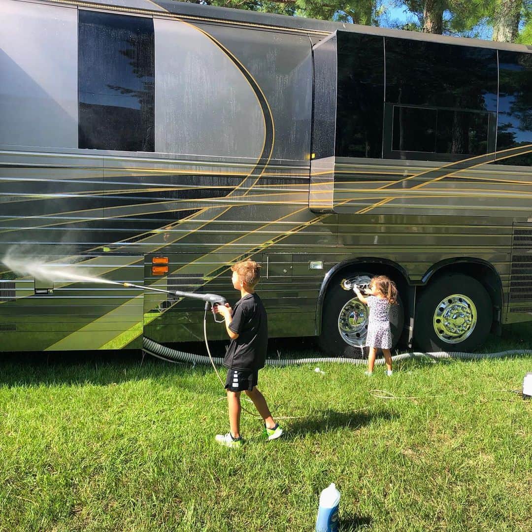 バッバ・ワトソンさんのインスタグラム写真 - (バッバ・ワトソンInstagram)「Kids love washing the bus!! #PrevostLife」7月24日 10時37分 - bubbawatson