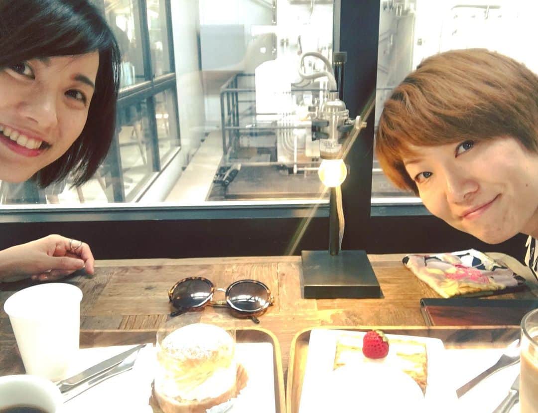 今村沙緒里のインスタグラム：「コンサートで出会った！ トロンボーン奏者の 東條あづささんとお茶を☕️ 楽屋での出会いから まさかの展開に、どきどき❤︎ ・ でも、いろいろな話をしてたら "なんでわかるの！見える人…？" "感性が分かるところが多い！" って言われて…  たくさん共通点が！ 音楽や表現への、考え方。 音楽好き、映画好き、車好き。 アナログ。時々1人で考える、引きこもり…笑 1番びっくりしたのが レコードプレイヤーを持ってないのに レコード買う人。私以外ではじめて。笑 (まぁ、バカなんですけど…🧸) ・ ステージ上のあづささんは超かっこいいけど お会いすると、かわいくて、気さく。 クラシックで育ってきた感覚と 男性的、女性的飛び越える、両性の人間力。 繋いでくれたハービーさんに感謝＊ "あ、この人合う！" っていう野生の勘があって… でも、そんなに、ないから 貴重な、出会いでした。 帰り際、握手を求められて すごく、嬉しかった。 きっと、なにか、おもしろいことになりそう…🦋 ・ Good reunion！！ We spent good time with coffee & sweet💙 ・ #reunion #meet #friend #music #coffeetime #친구 #음악 #出会い #再会 #どきどき #嬉しい #レコード #カーペンターズ #ラメセス2世 #アナログ組 #友達できました❤︎」