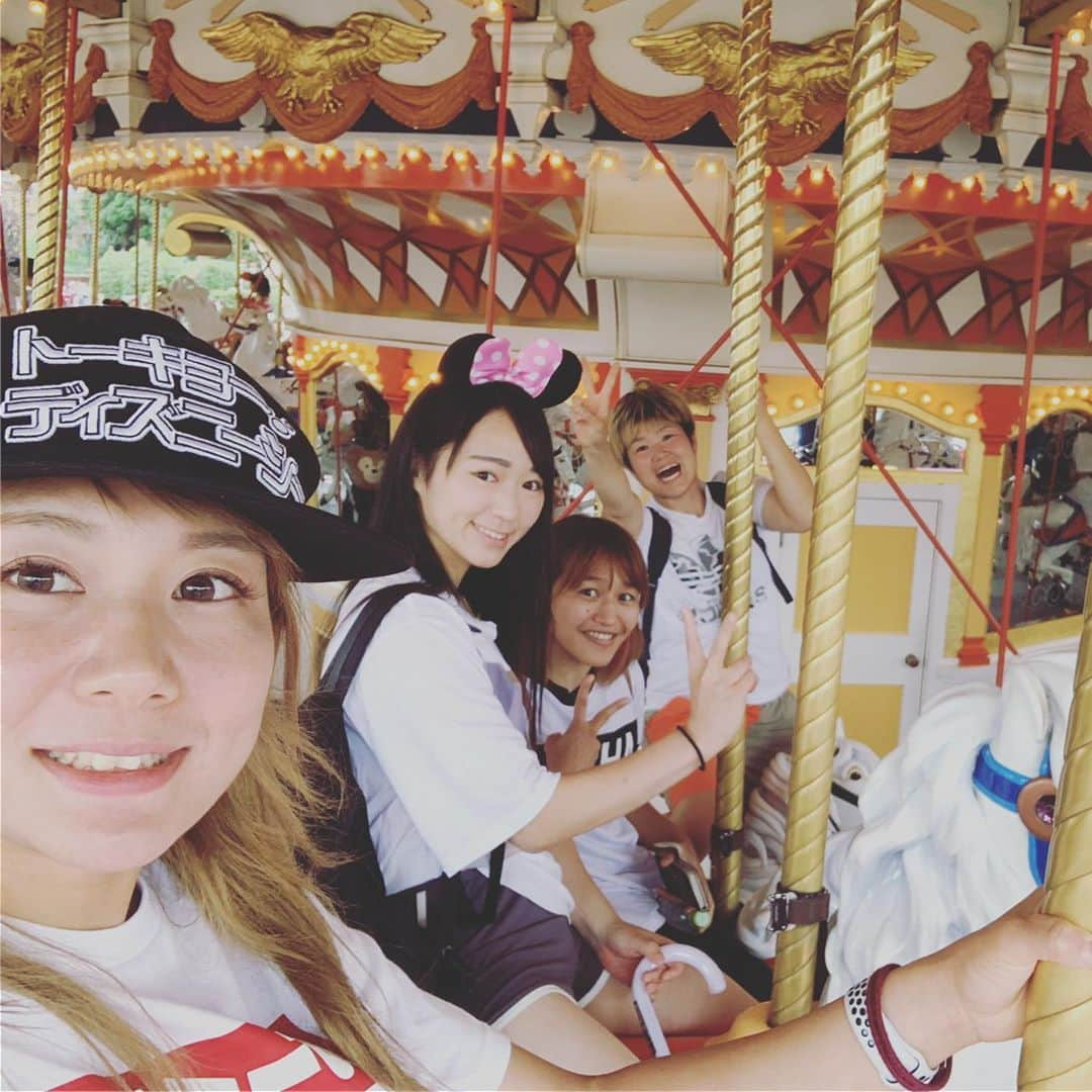 渡辺華奈さんのインスタグラム写真 - (渡辺華奈Instagram)「. 先日の出来事🐭 . ゴリゴリの女性達思い切って ディズニーに行く . はしゃぐ大人達🧑 . . #東京ディズニーランド  #disney #夢の国 #地元 #ネズミ #筋肉女子 #トレーニング女子  #mma #女子格闘家 #総合格闘家 #居合道 #プロレス #ワタシタチコワクナイヨ #なぜか全員白T #偶然」7月24日 10時39分 - kana_0821